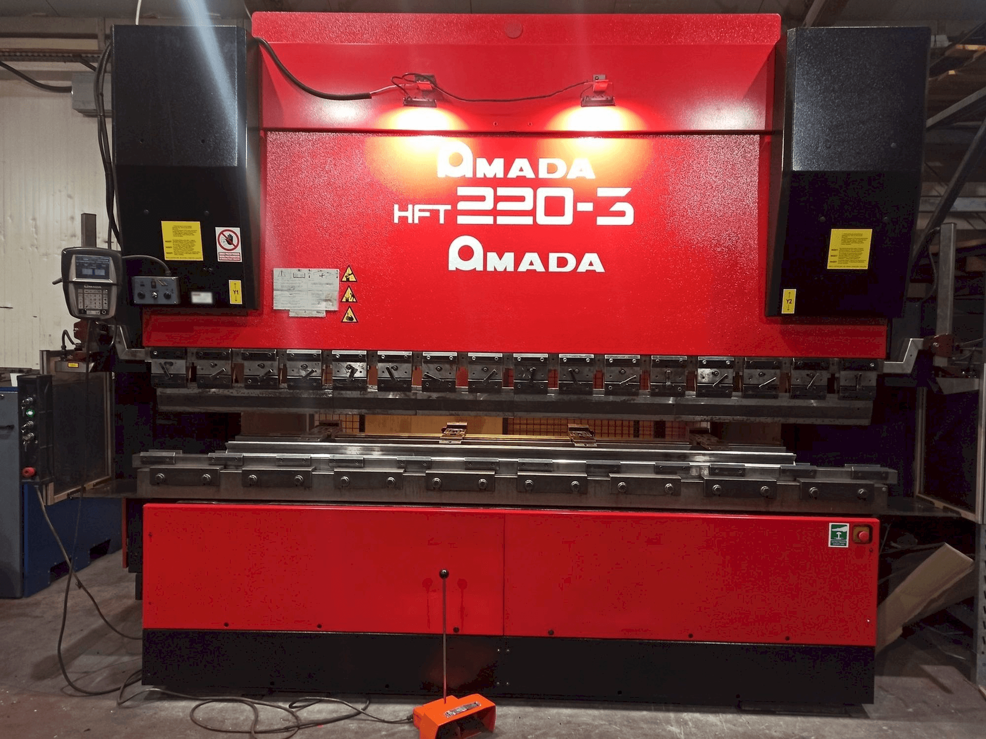 AMADA HFT 220-3 Mašinos vaizdas iš priekio