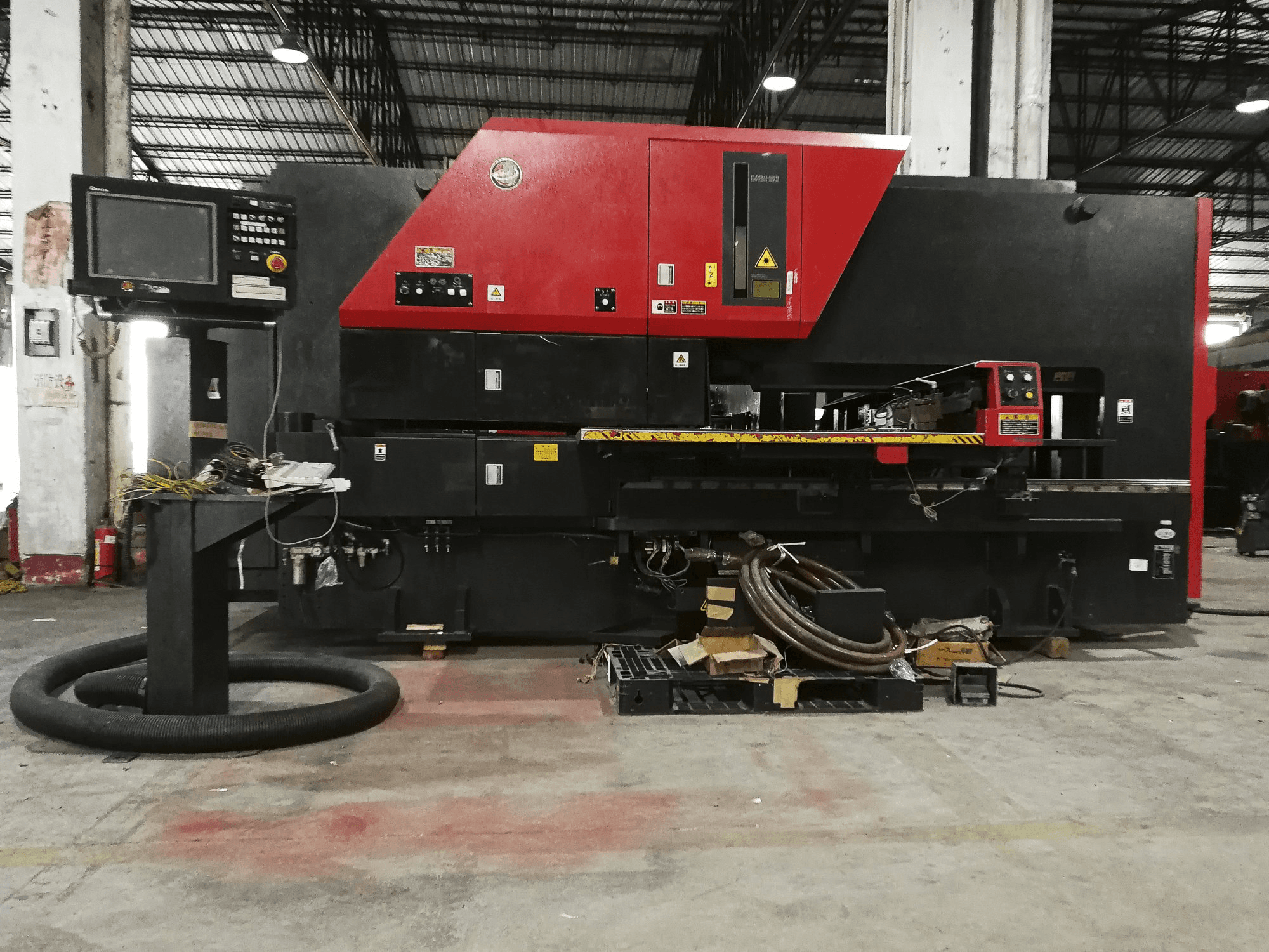 AMADA Vipros 255NT Mašinos vaizdas iš priekio