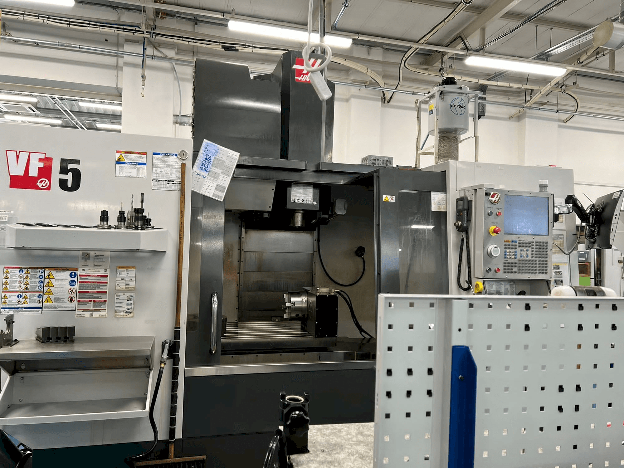 HAAS VF-5/40 Mašinos vaizdas iš priekio