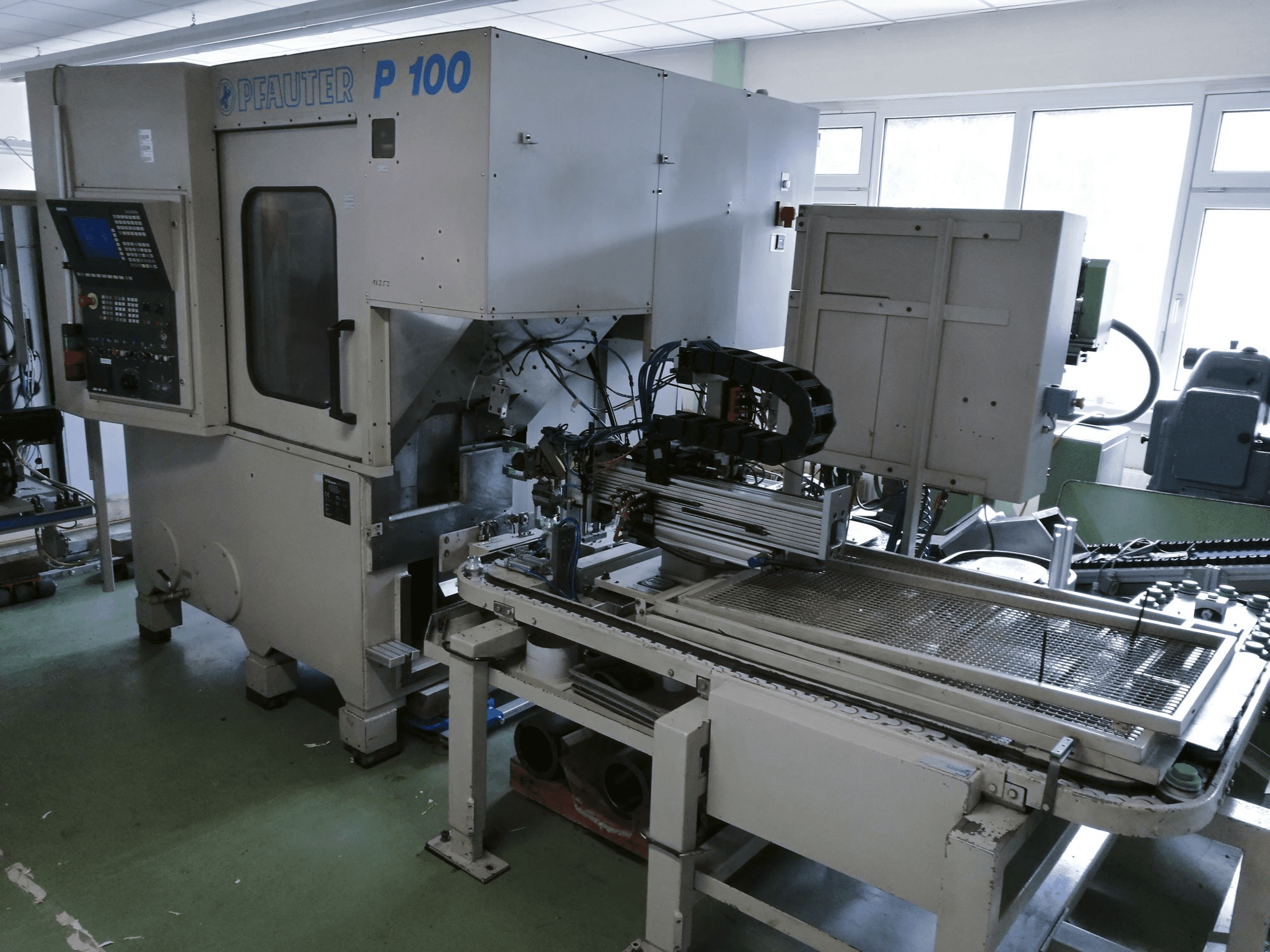 GLEASON-PFAUTER P100 Mašinos vaizdas iš priekio