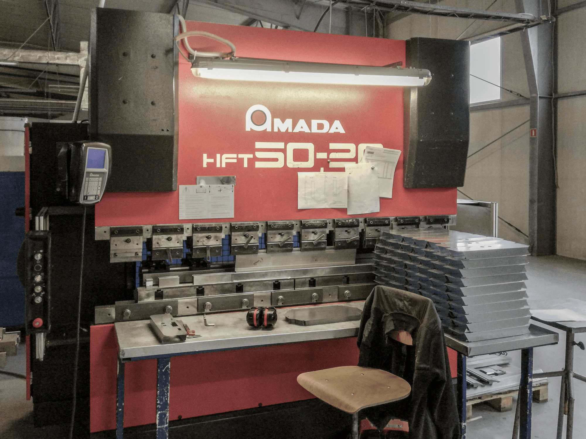 AMADA HFT 50-20 Mašinos vaizdas iš priekio