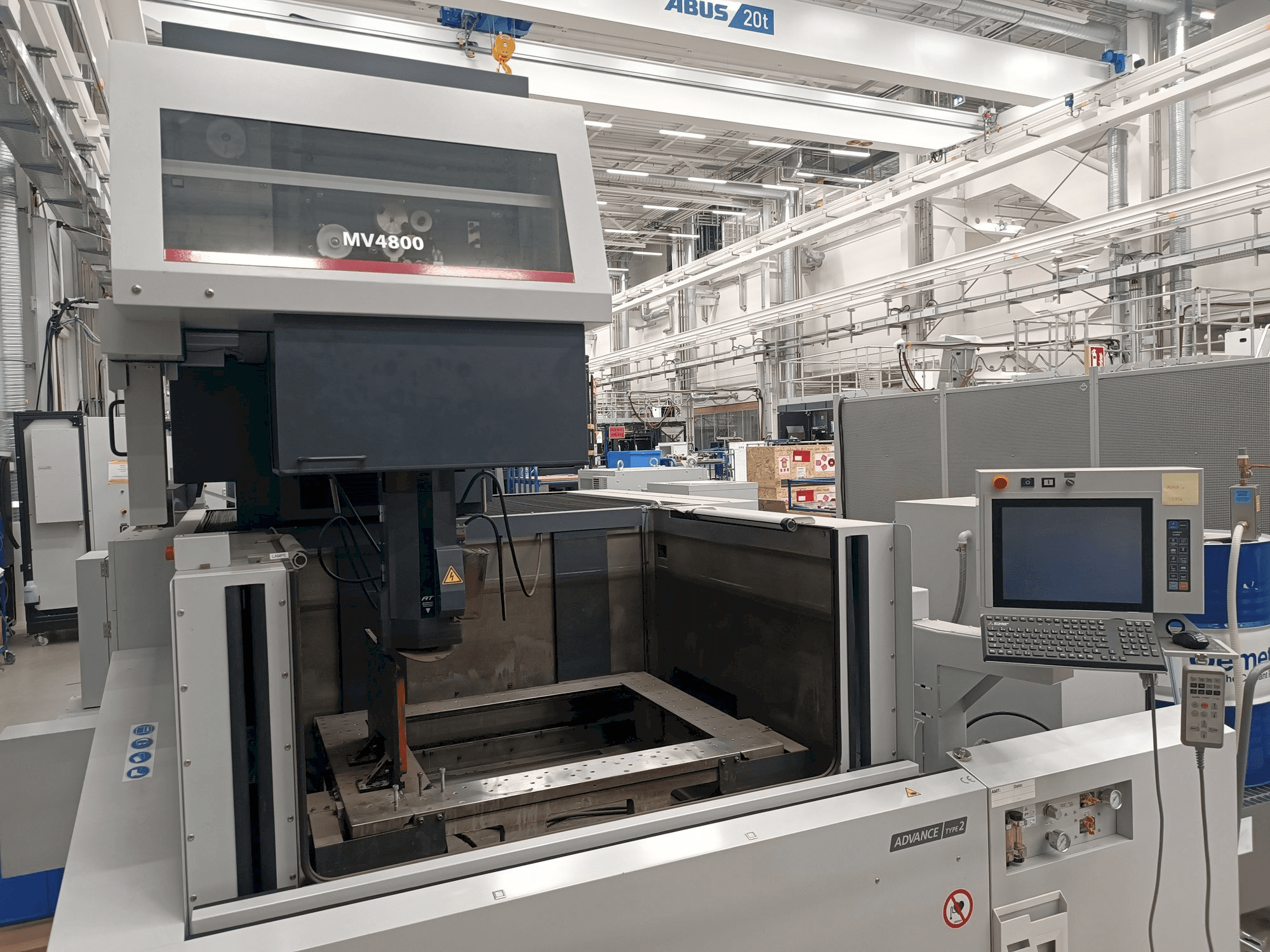 Mitsubishi MV4800 Mašinos vaizdas iš priekio