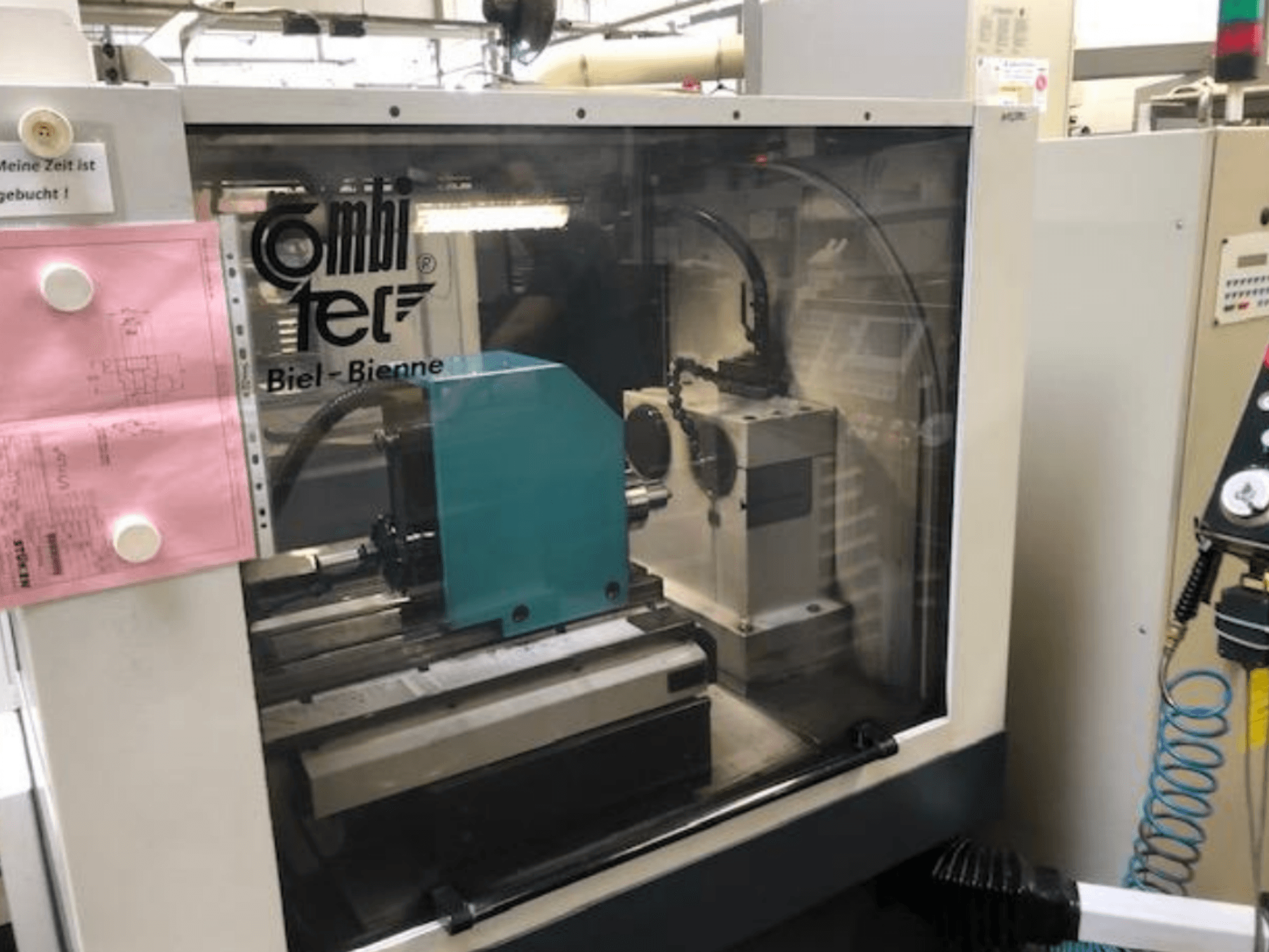 Cilindrinio šlifavimo staklės "Combitec CT-450", žiūrint iš priekio, su valdymo skydeliu ir darbine sąranka.