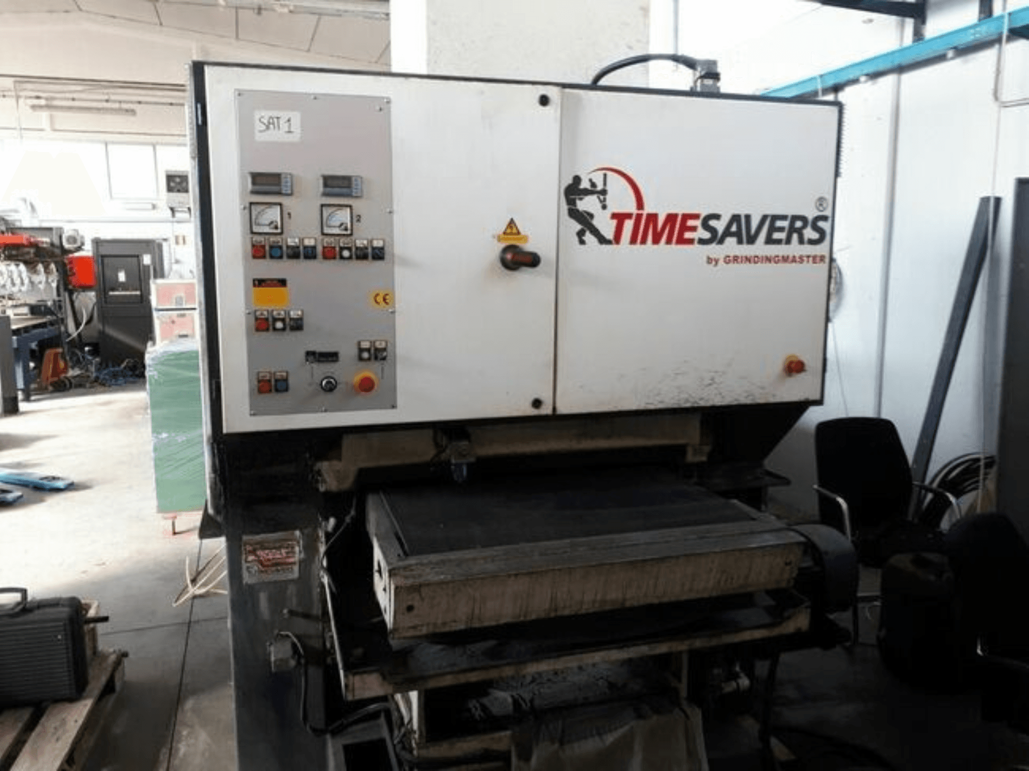 „TIMESAVERS 41-SERIE-900-WW“ nušlifavimo staklių vaizdas iš priekio, kuriame matomas valdymo skydelis su rankenėlėmis, mygtukais ir matuokliais.