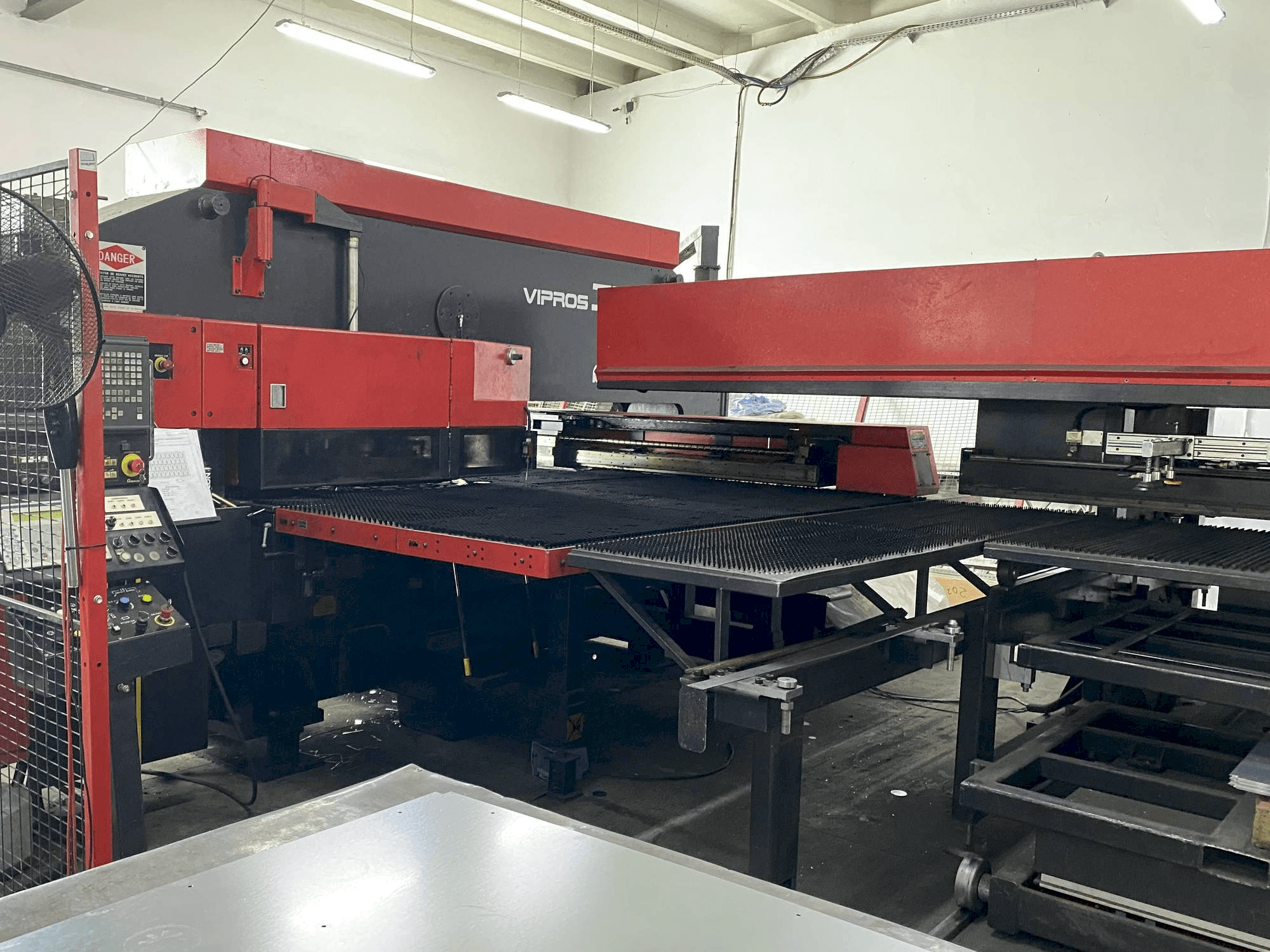 AMADA VIPROS 358 KING Mašinos vaizdas iš priekio