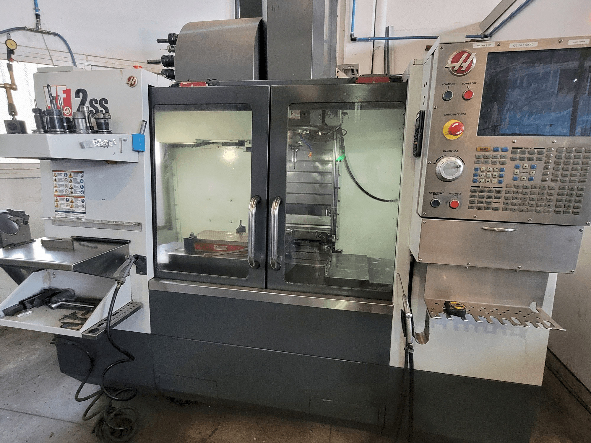 HAAS VF2SS Mašinos vaizdas iš priekio