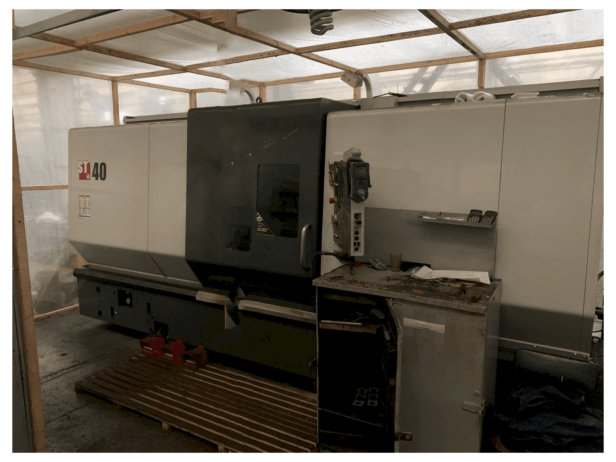 HAAS ST-40 Mašinos vaizdas iš priekio