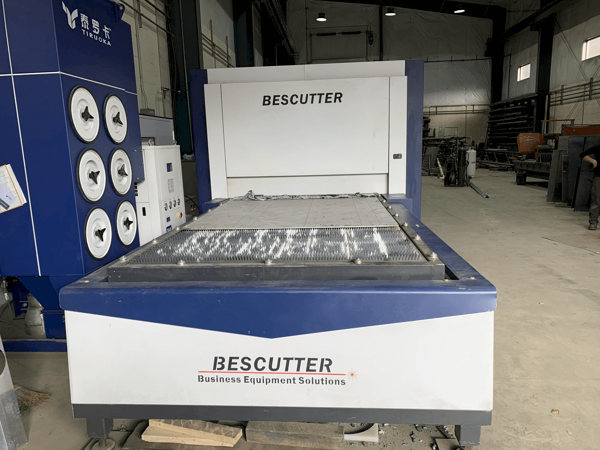 BESCUTTER Tital-8000W IPG Mašinos vaizdas iš priekio