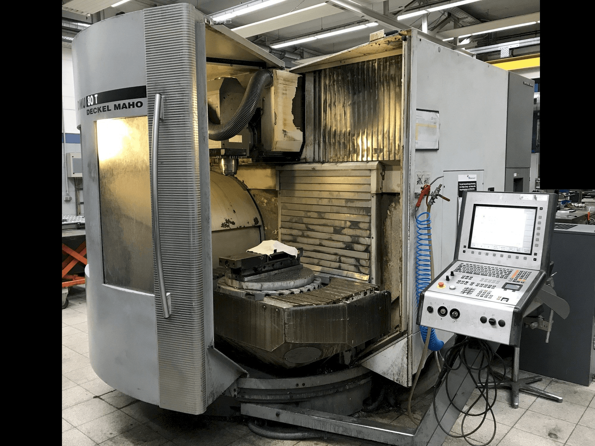 DECKEL MAHO DMU 80 T Mašinos vaizdas iš priekio