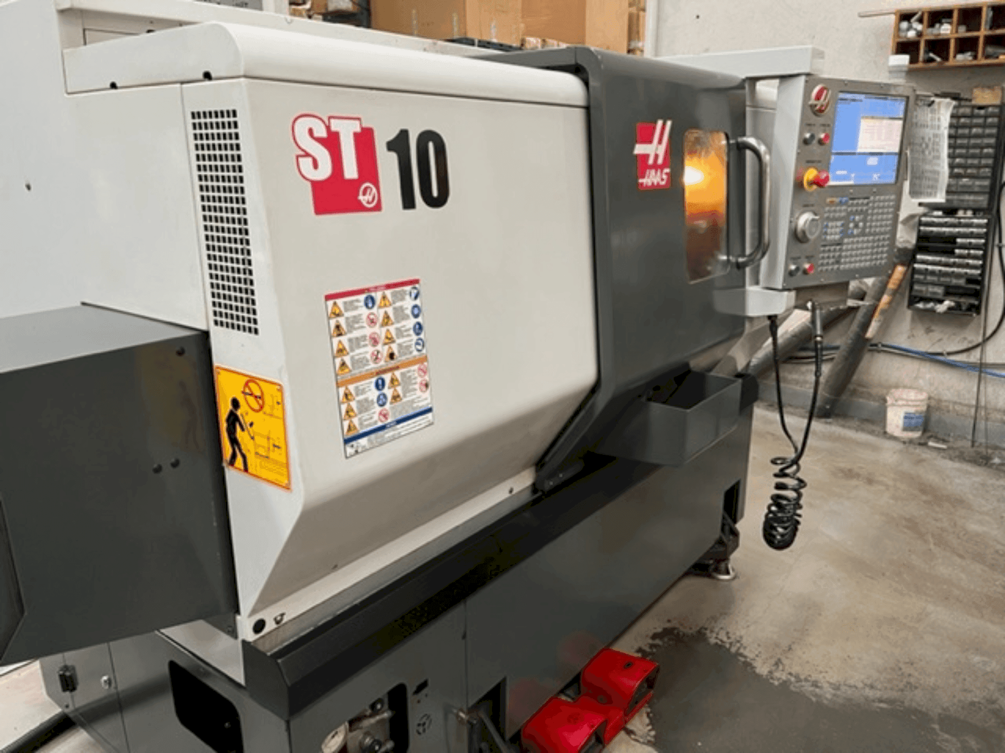 HAAS ST 10 Mašinos vaizdas iš priekio