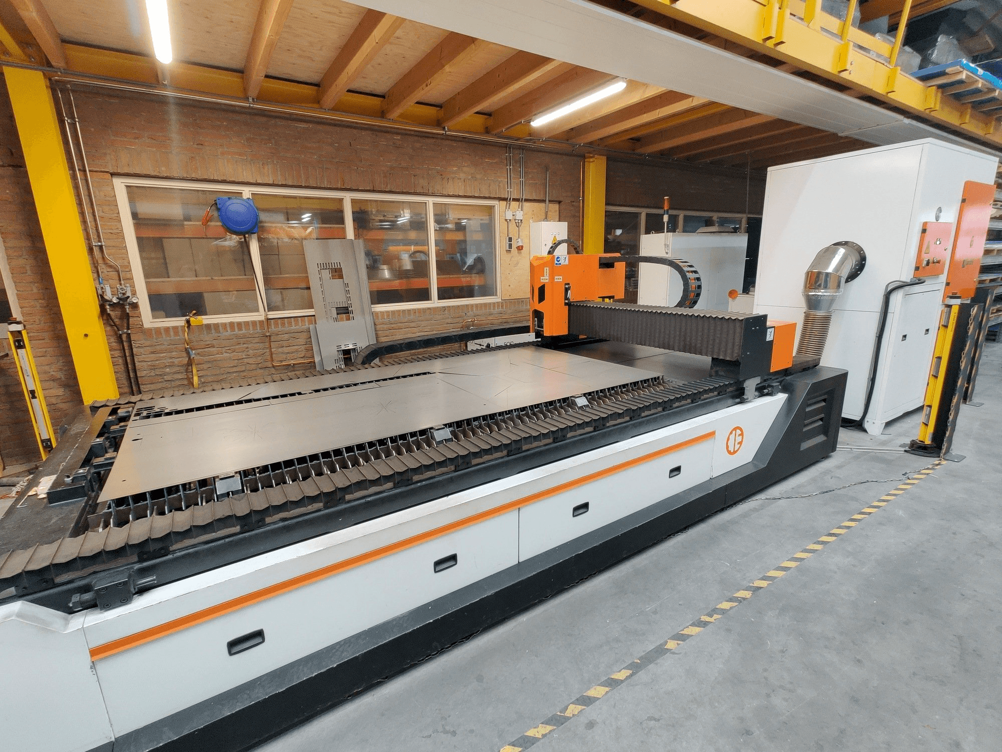 ERMAKSAN Fibermak Hawk 3015 1kw fiber Mašinos vaizdas iš priekio