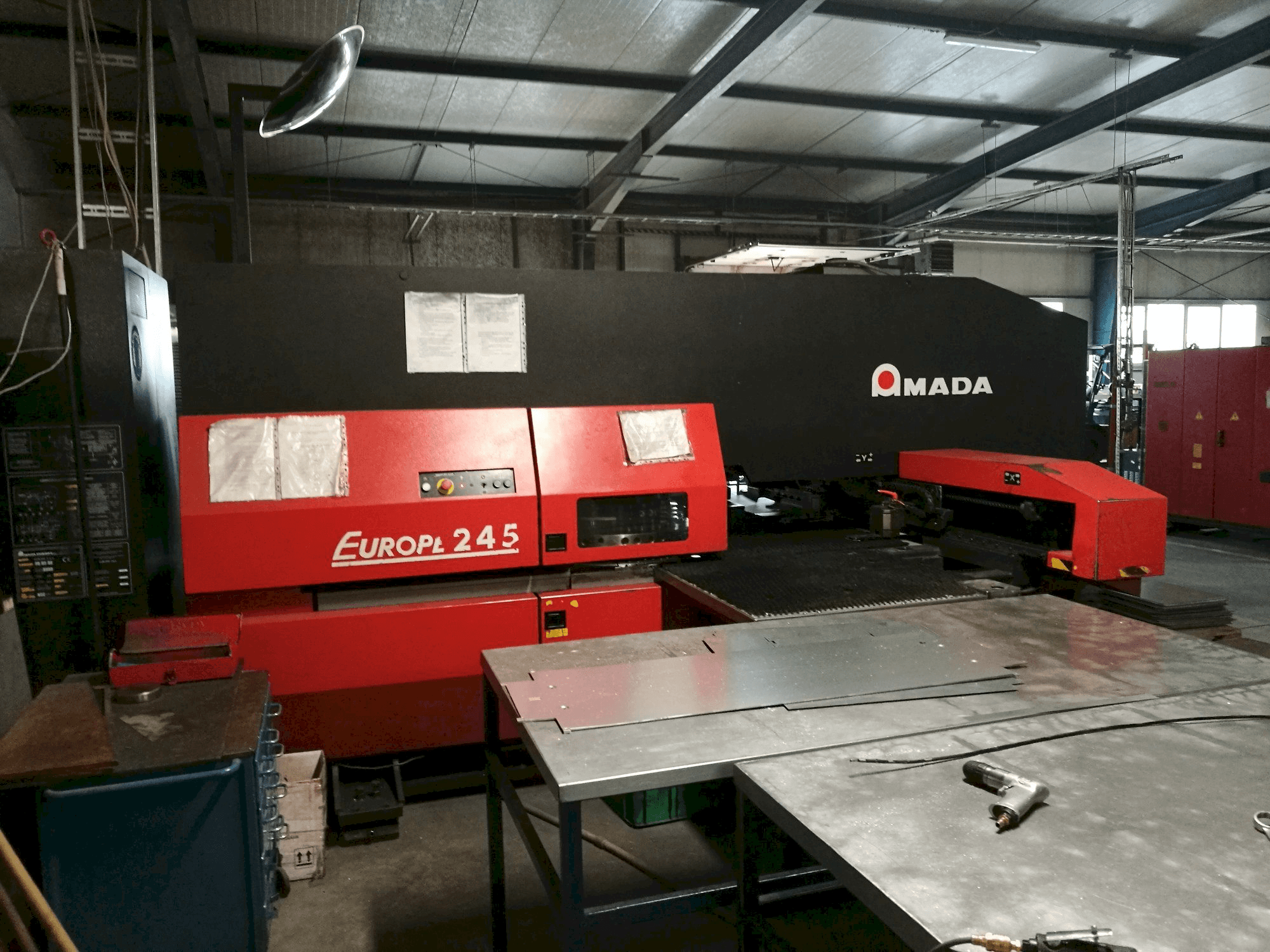 AMADA EUROPE 245 Mašinos vaizdas iš priekio