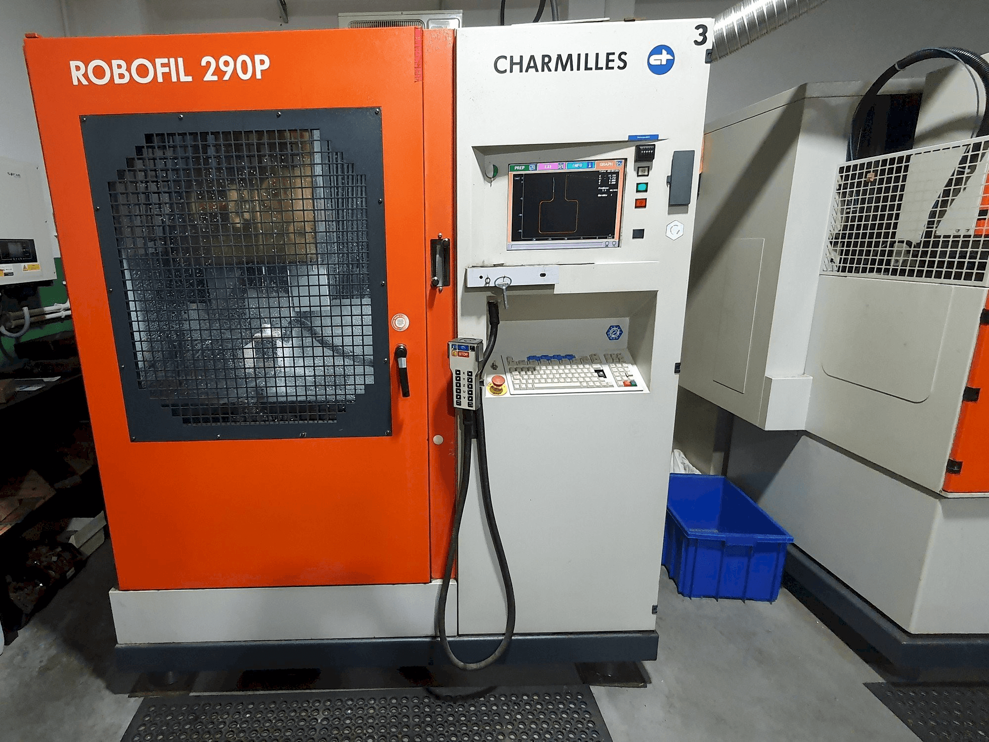 CHARMILLES Robofil 290P Mašinos vaizdas iš priekio