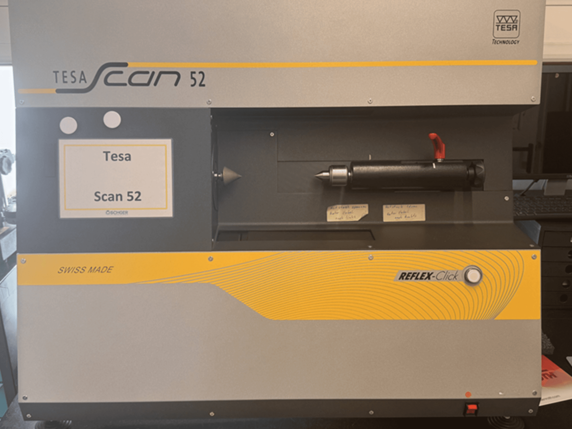 „TESA Scan 52“ optinio matavimo aparato vaizdas iš priekio, kuriame matomi valdymo mygtukai ir užrašas „SWISS MADE“.