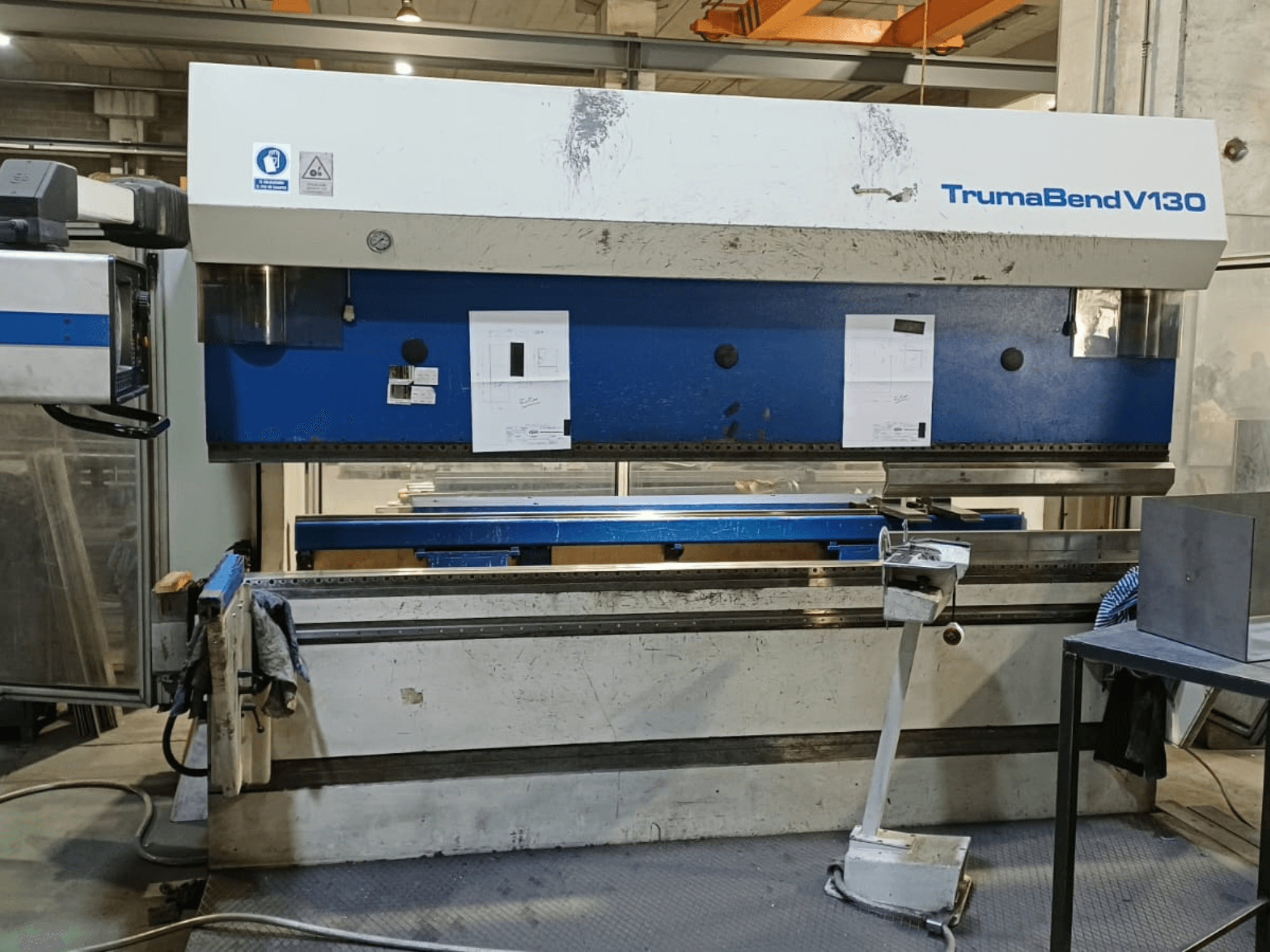 TRUMPF „Trumatic Trumabend V130“ lenkimo presas, vaizdas iš priekio, kuriame matomas valdymo pultas, darbo paviršius ir reguliuojami įrankiai.