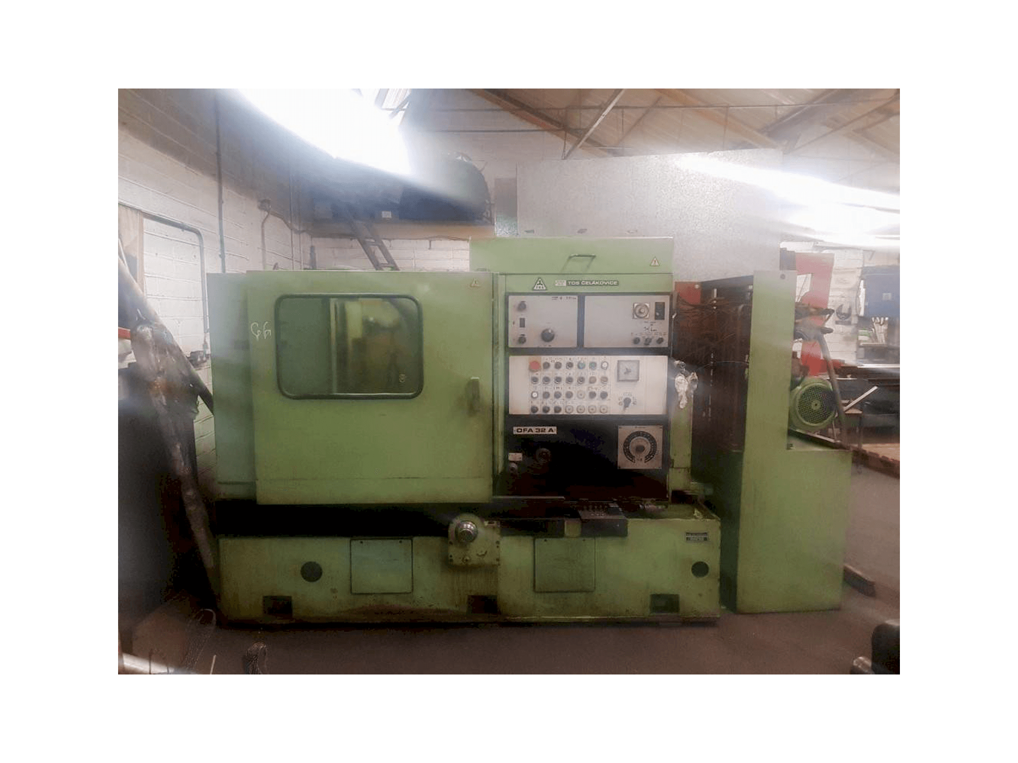 TOS OFA 32 A Mašinos vaizdas iš priekio