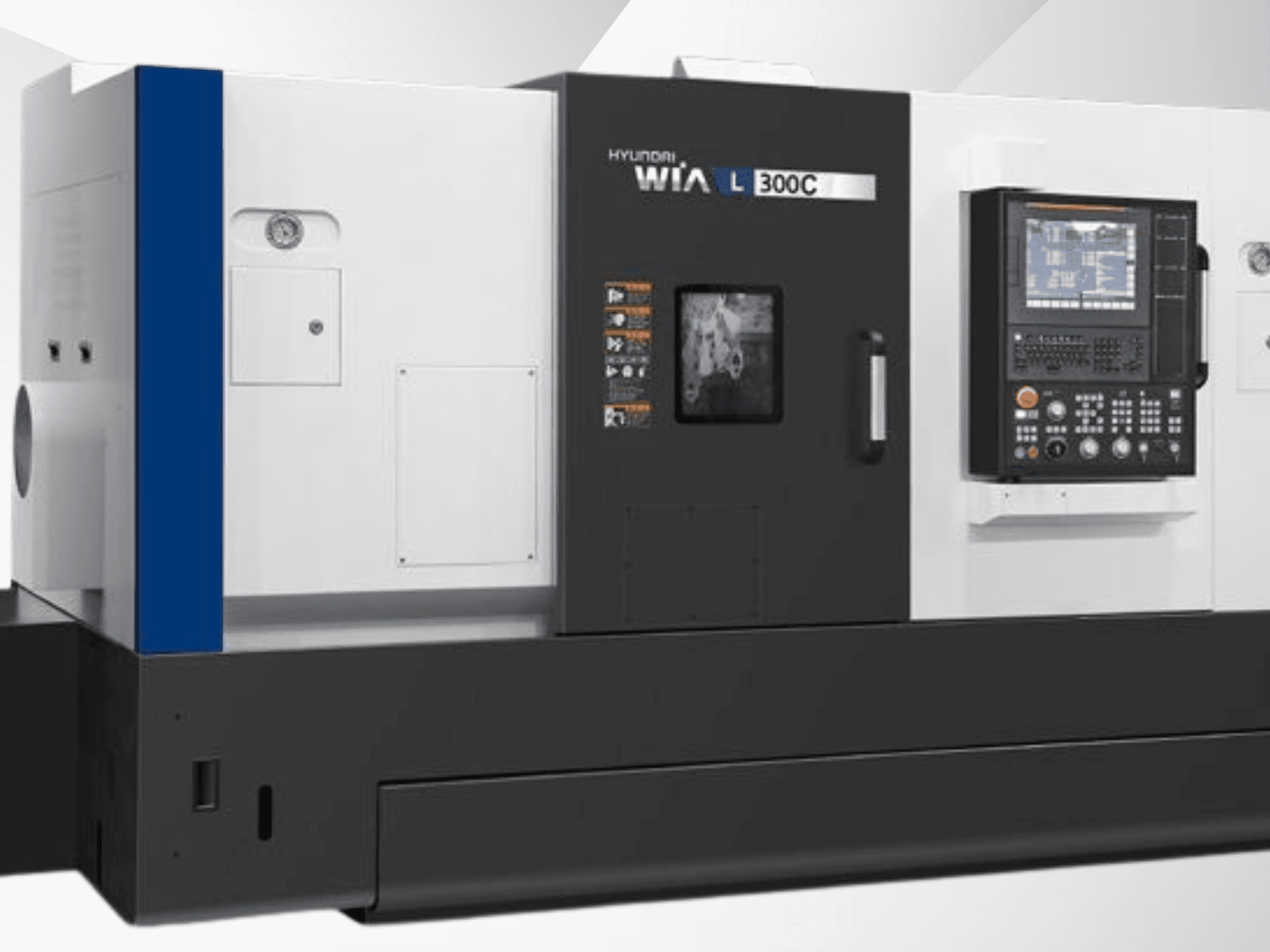 Hyundai WIA L300C CNC tekinimo staklės, vaizdas iš priekio, su valdymo skydeliu ir darbiniu ekranu. Pasižymi elegantišku, moderniu dizainu.