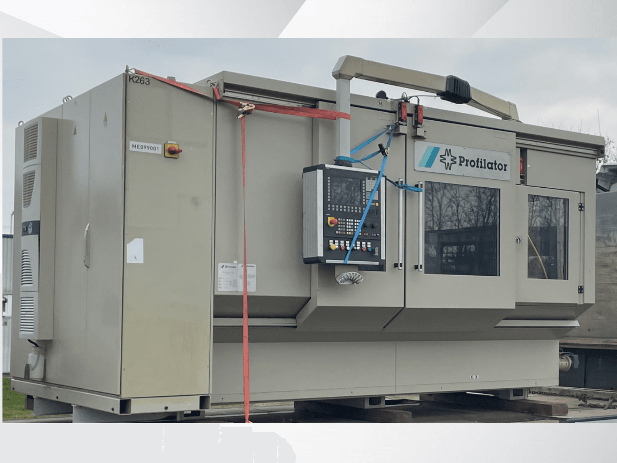 Profiliatoriaus mašina iš šono, su valdymo skydeliu, apsauginėmis etiketėmis ir apsauginiais diržais ant medinės platformos.