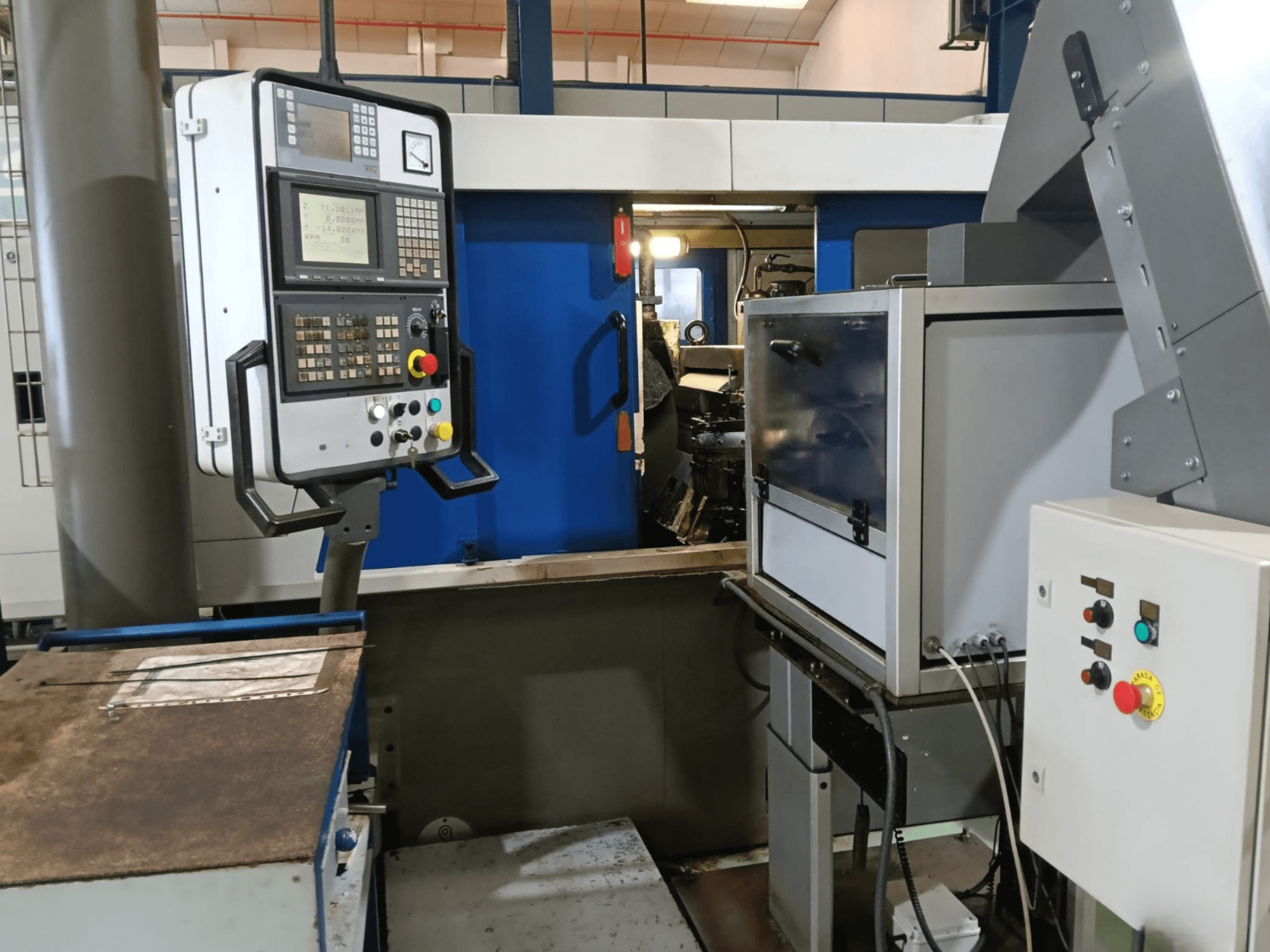 DANOBAT 327 MDA becentrio šlifavimo staklių valdymo skydelis ir mechanizmai, žiūrint iš šono, matomi mygtukai ir ekranas.