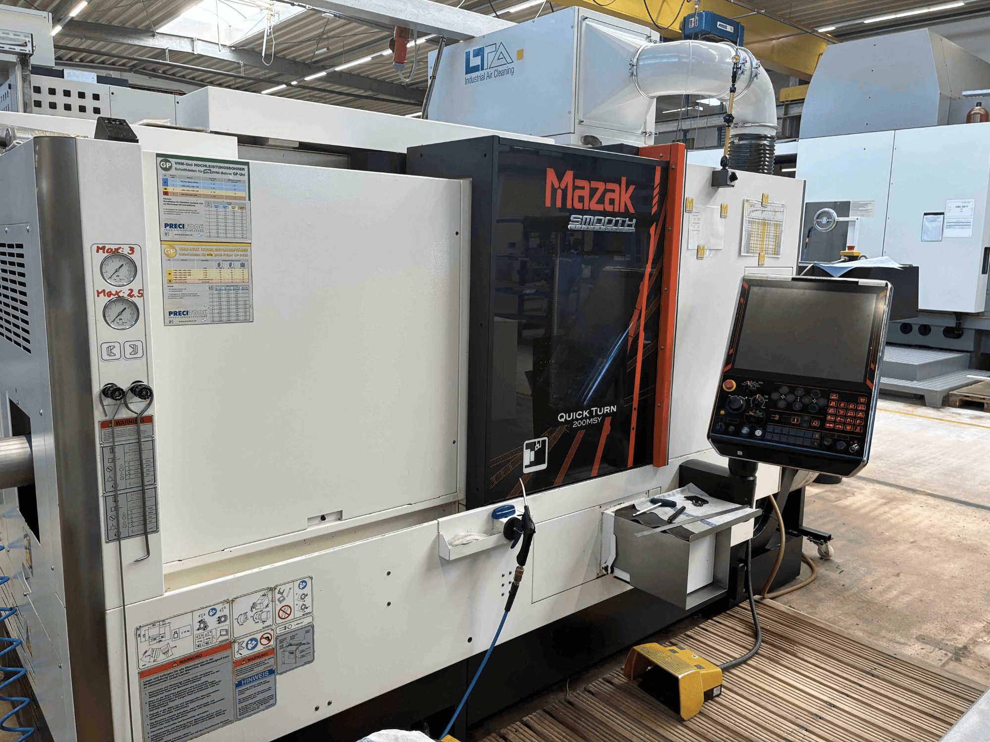 "Mazak Quick Turn Smooth 200MSY" tekinimo frezavimo centras, priekinis vaizdas, kuriame matomas valdymo skydelis ir darbiniai matuokliai.