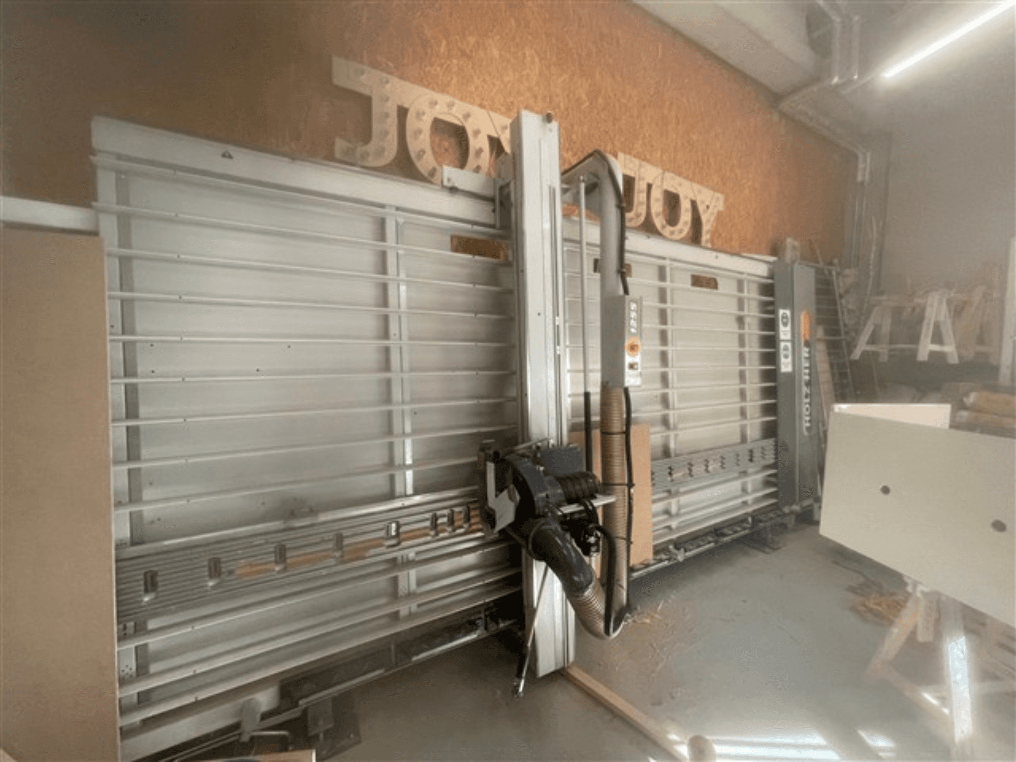 Horizontalusis plokščių pjūklas, prekės ženklas "Holz-Her", vaizdas iš šono, matomas pjūklo diskas, dulkių nusiurbimas ir laikymo vieta.