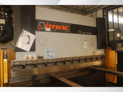 IMAC FL 80-2500 lenkimo staklės, vaizdas iš priekio, su valdymo skydeliu, saugos įspėjimais ir metalo įrankių komponentais.