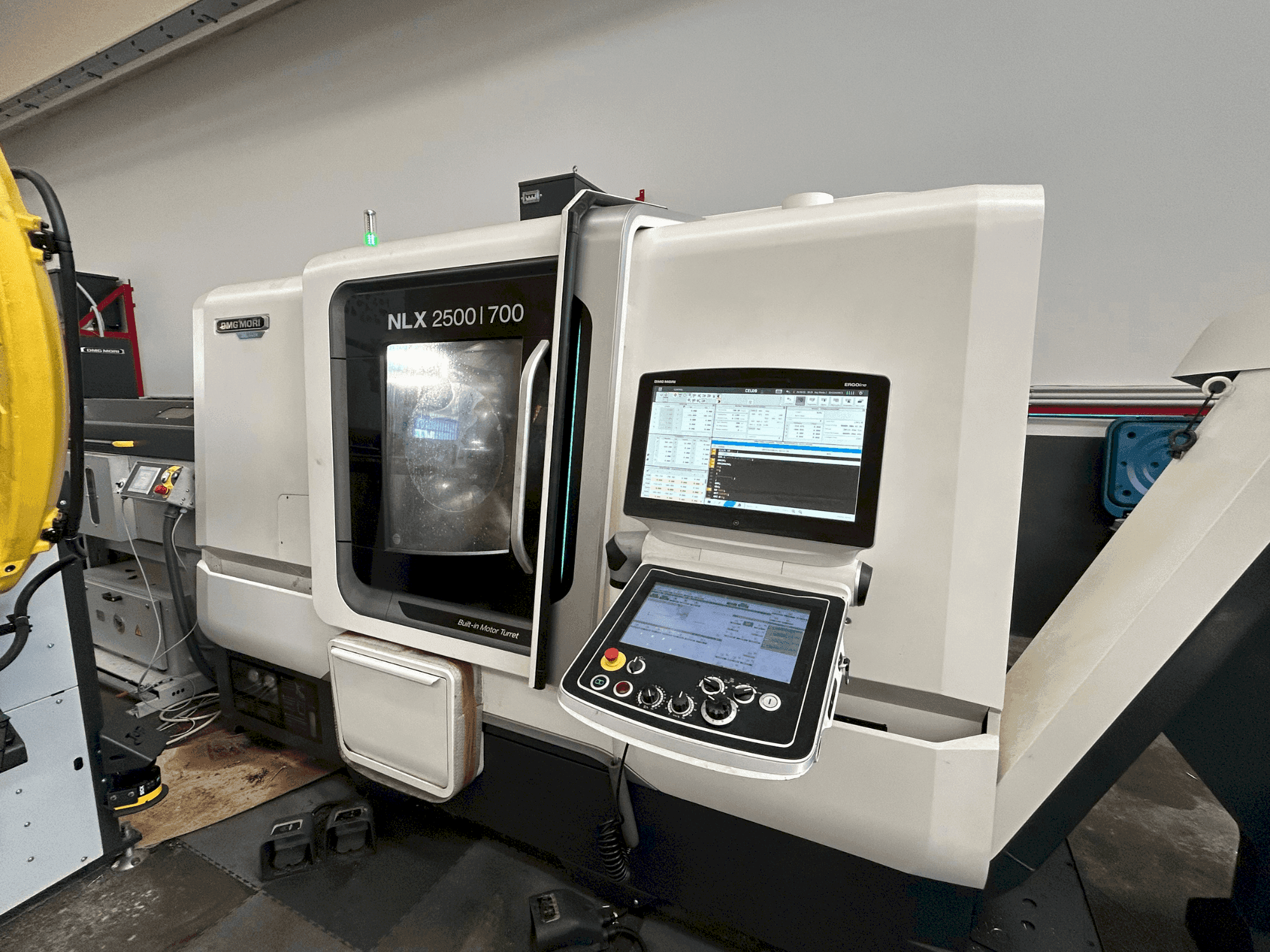 DMG MORI NLX 2500 SY / 700 Mašinos vaizdas iš priekio