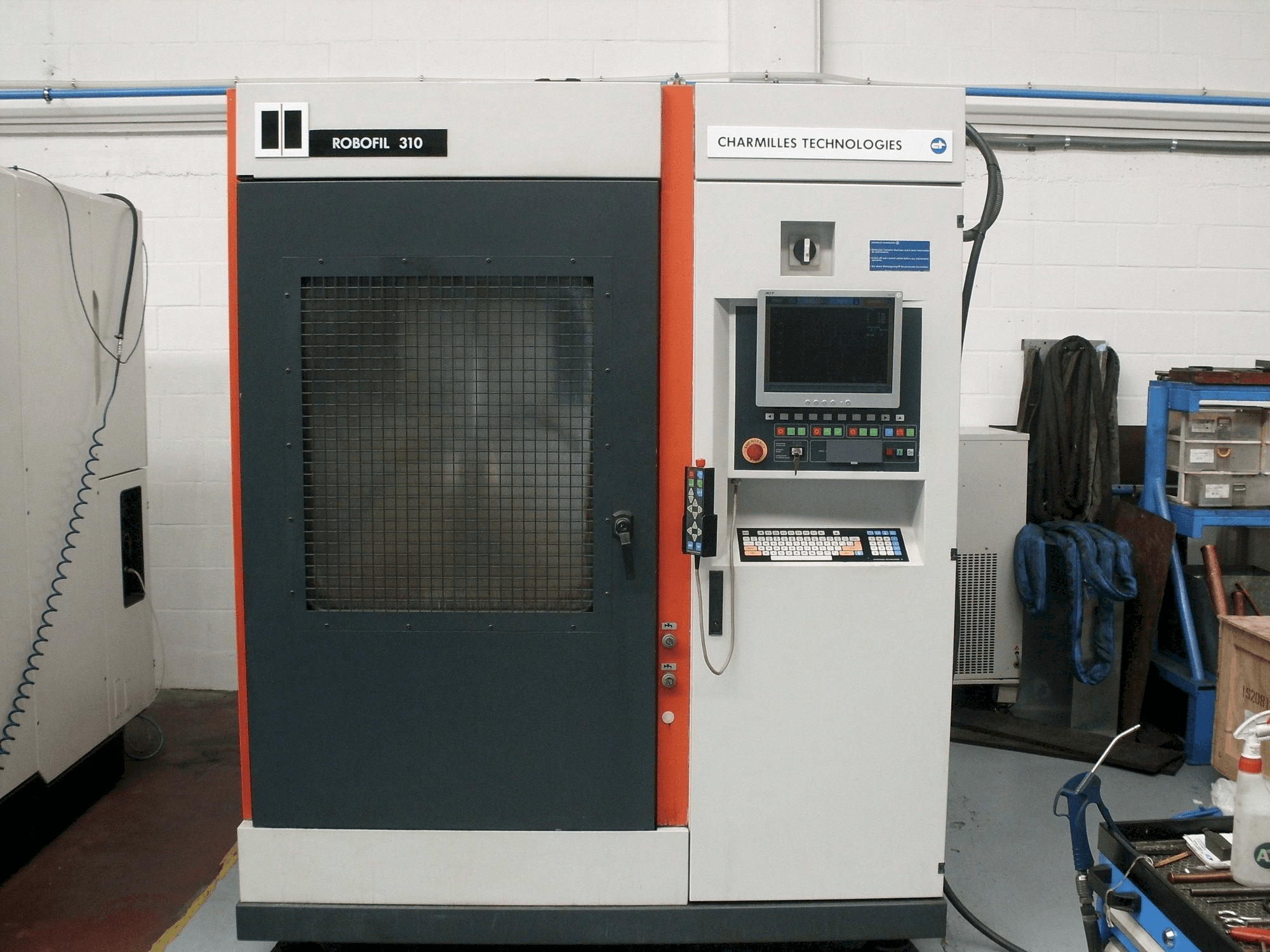CHARMILLES Robofil 310 Mašinos vaizdas iš priekio