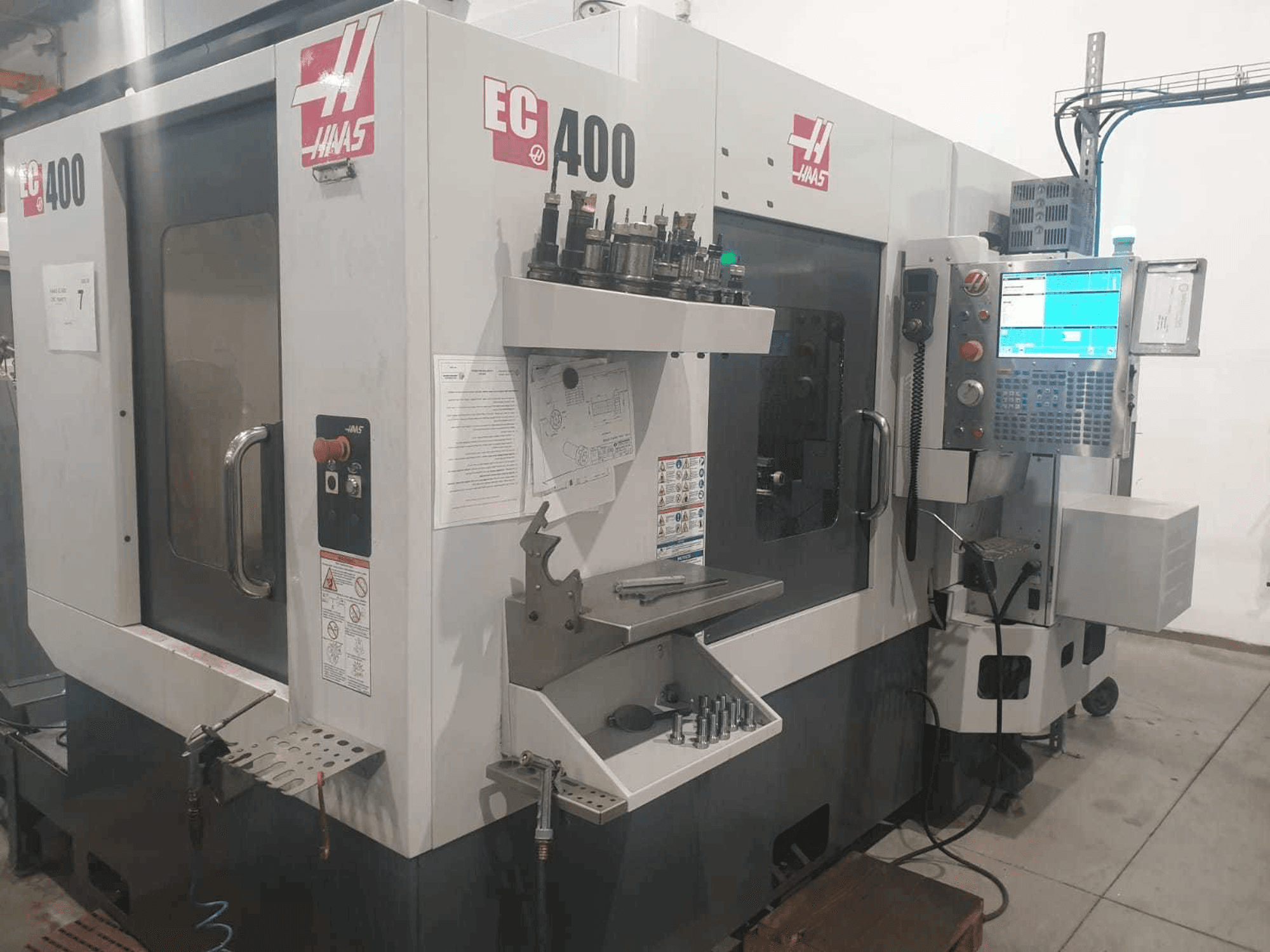 HAAS EC400 Mašinos vaizdas iš priekio