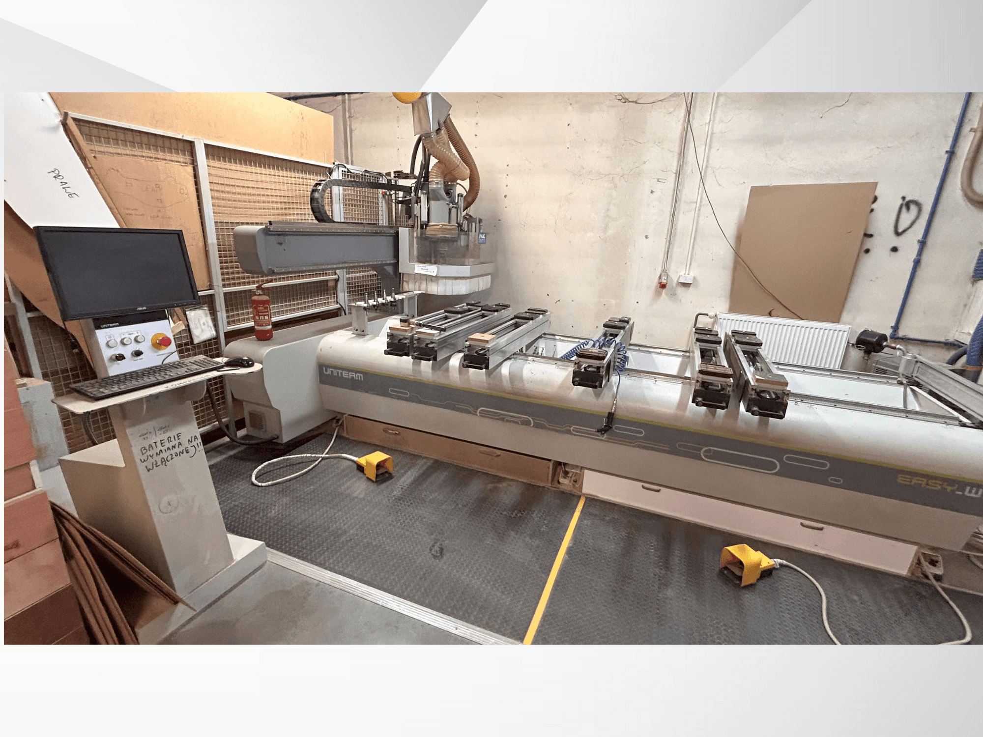 UNITEM EASY-W CNC staklių vaizdas iš priekio: valdymo pultas, monitorius ir ant darbo stalo pritvirtinti ruošiniai.