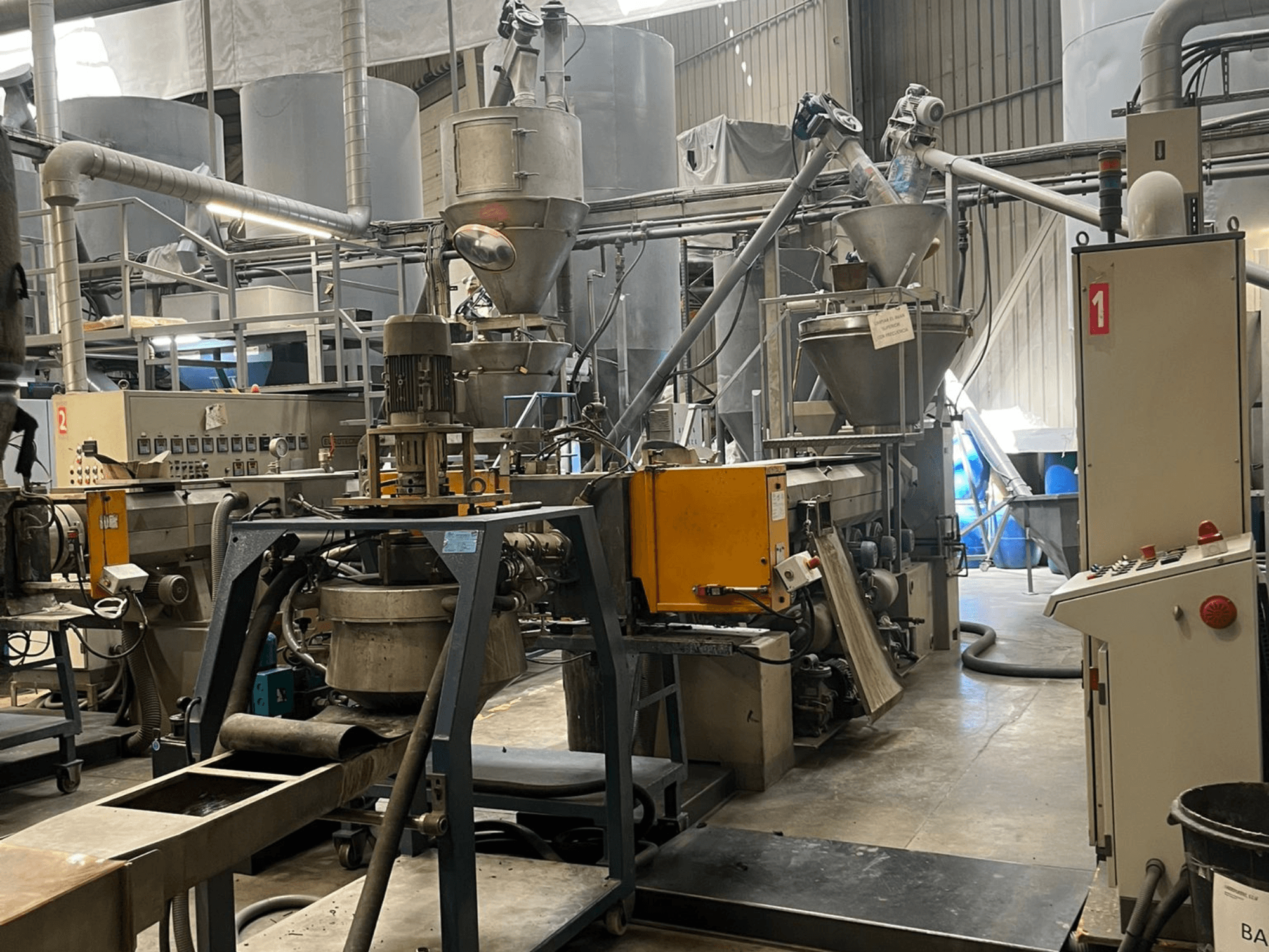 Vienos sraigto ekstruderius „EUROTECNO E12535D“ gamyklinėse sąlygose, su perdirbimo komponentais, bunkeriais ir valdymo pultu.