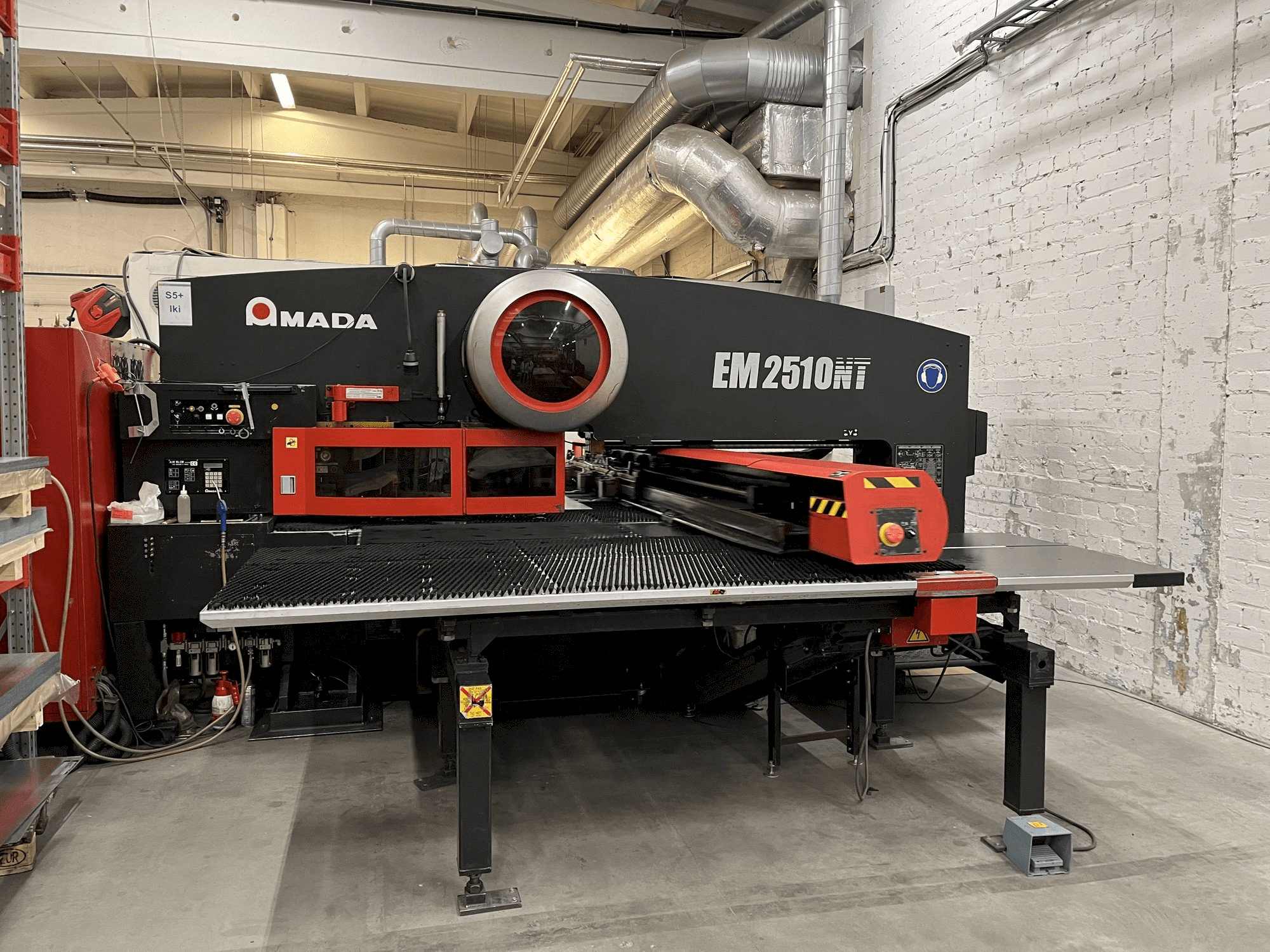 AMADA EM2510NT Mašinos vaizdas iš priekio