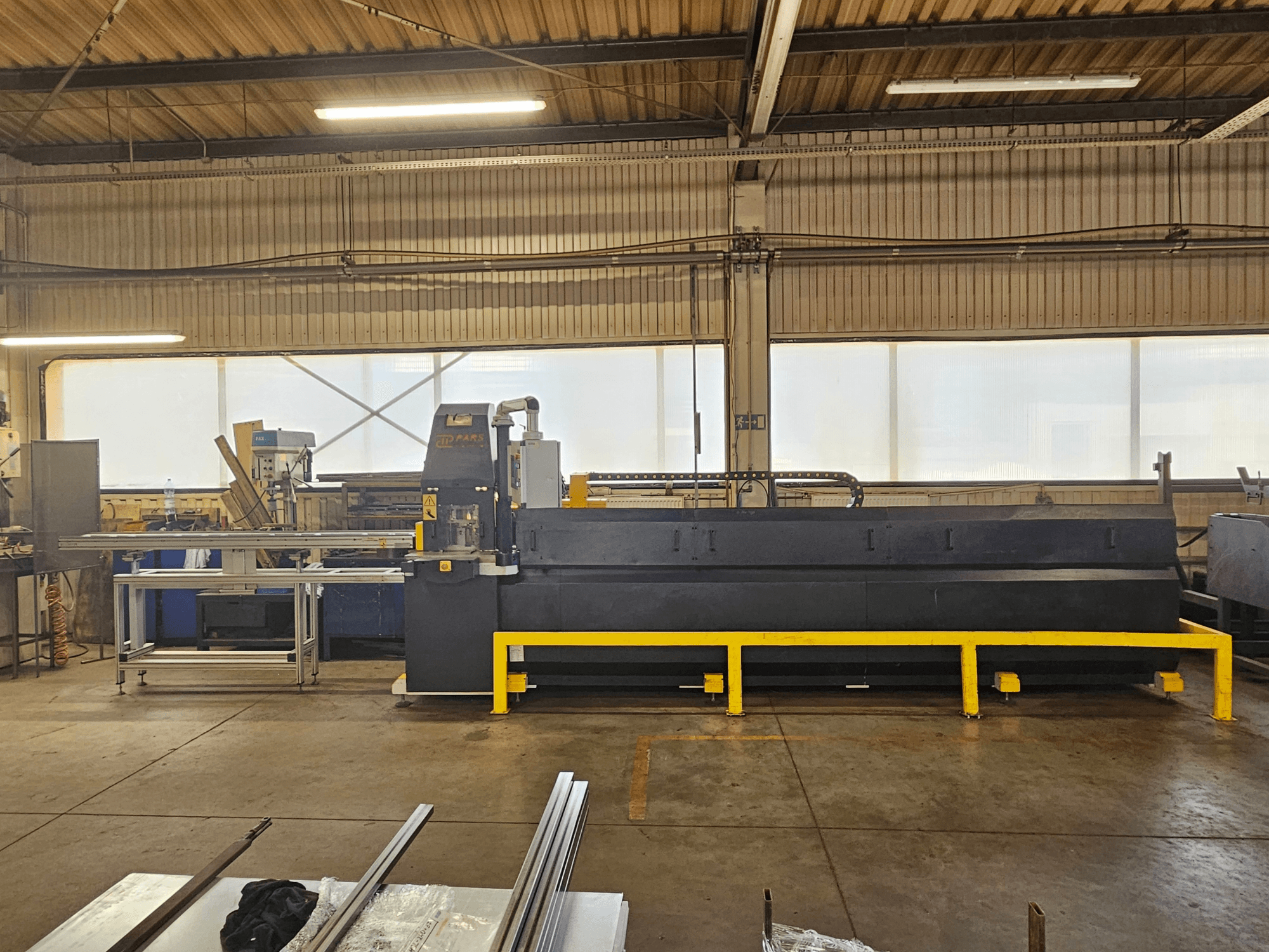 CNC štampavimo staklės „PARS HMP SIRIUS PLUS-3000/3-L1“, vaizdas iš priekio pramoninėje aplinkoje su metaliniais paviršiais ir įrankiais.
