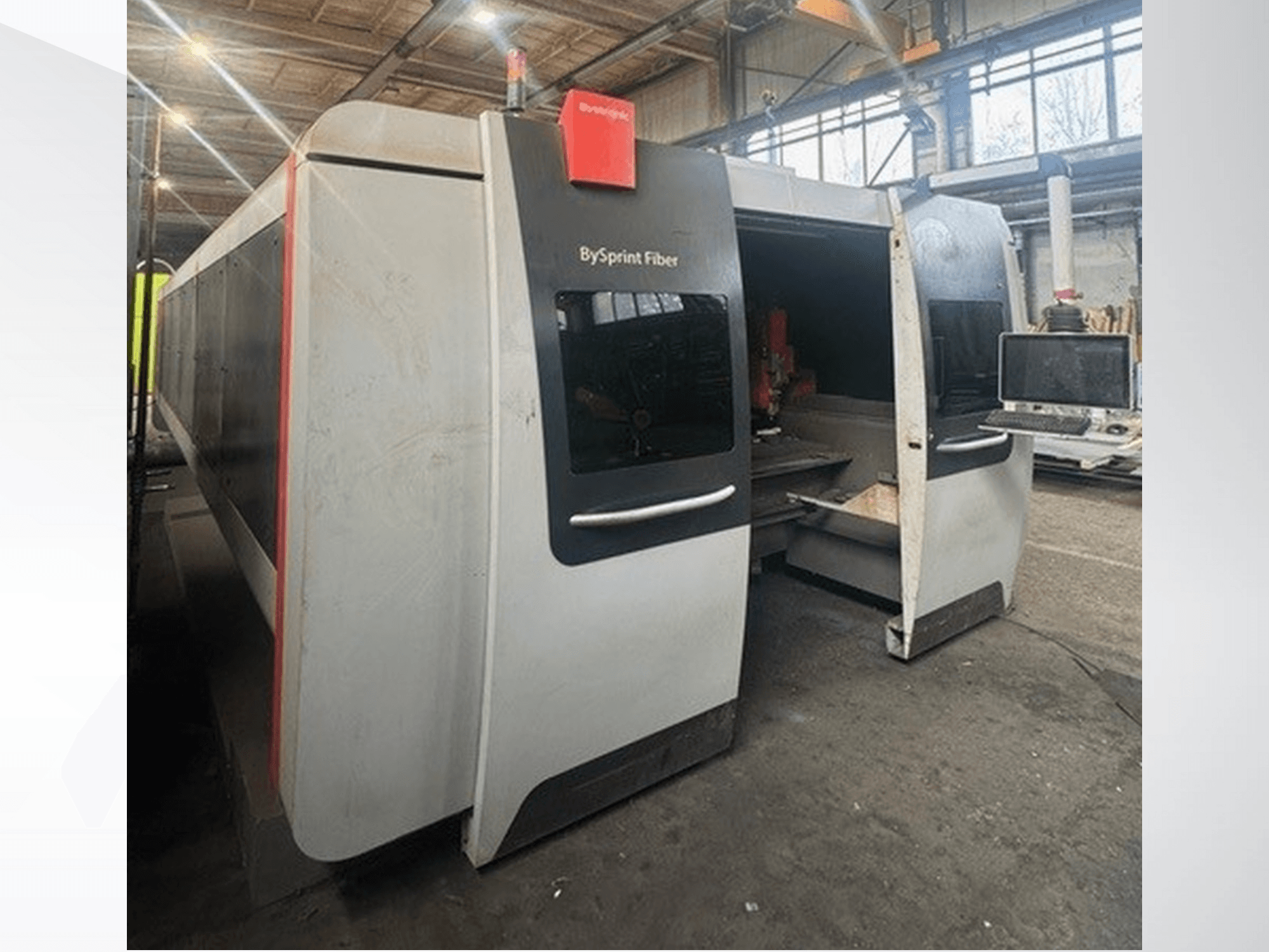 Brünswick "BySprint Fiber" mašina, priekinis vaizdas, kuriame matomos dvi angos, jutiklinio ekrano valdymo skydelis ir pramoninė darbo vieta viduje.