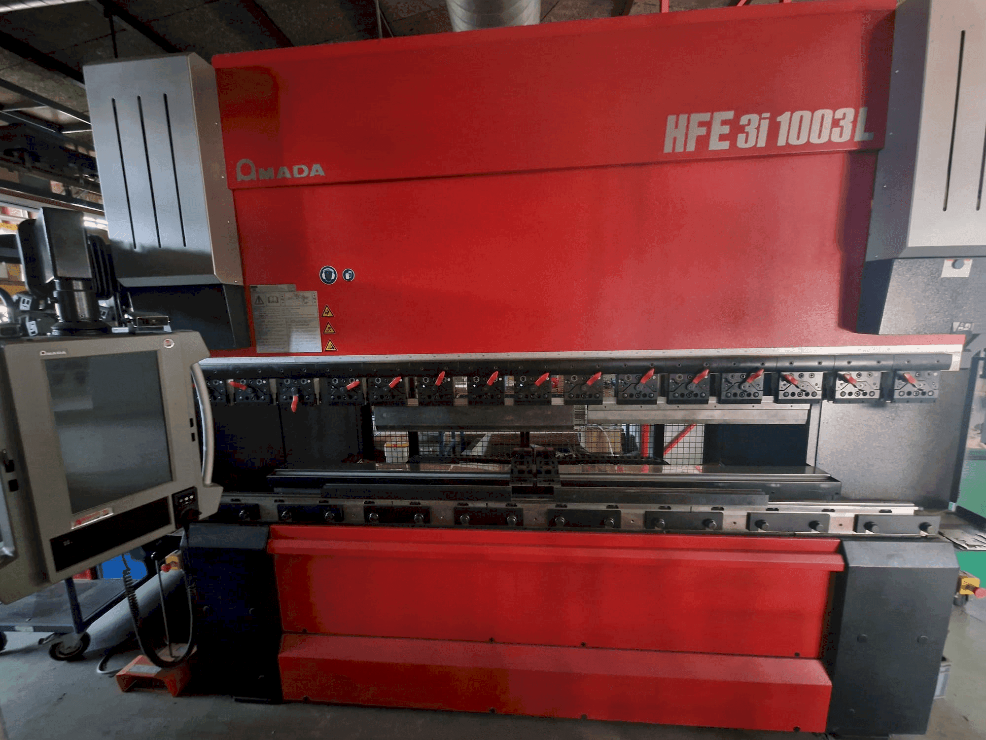 AMADA HFE 3L 1003 Mašinos vaizdas iš priekio
