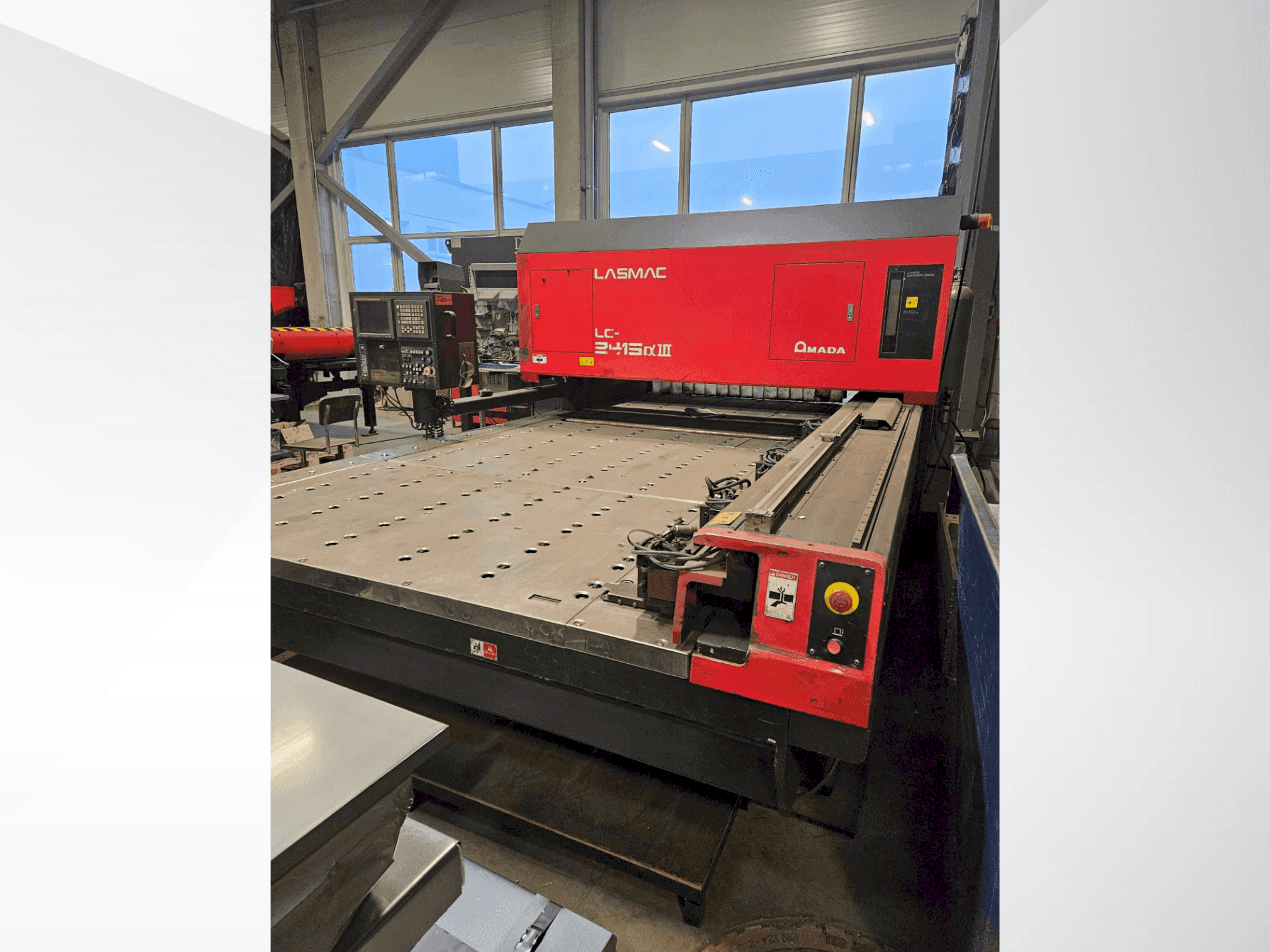 AMADA LC 2415 A3 Mašinos vaizdas iš priekio