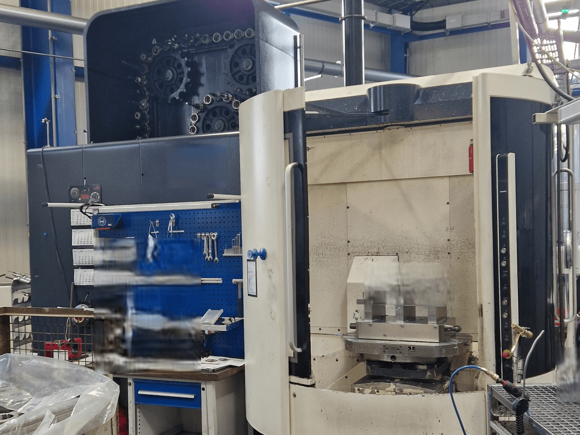 DMG DMC80U "DuoBlock" universalus apdirbimo centras, vaizdas iš priekio, valdymo skydelis ir darbo zona su įrankių priedais.