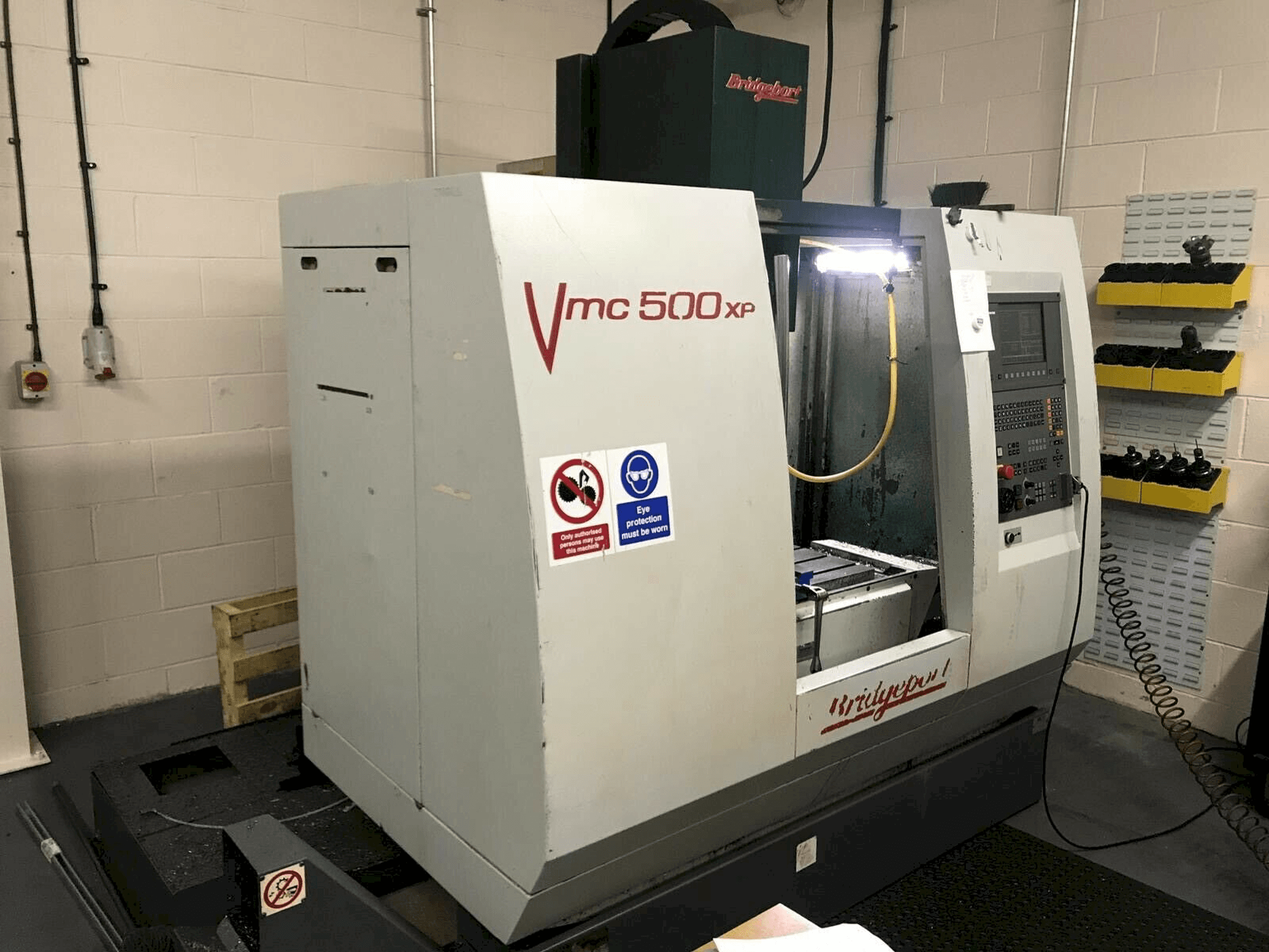 Bridgeport VMC 500 XP Mašinos vaizdas iš priekio