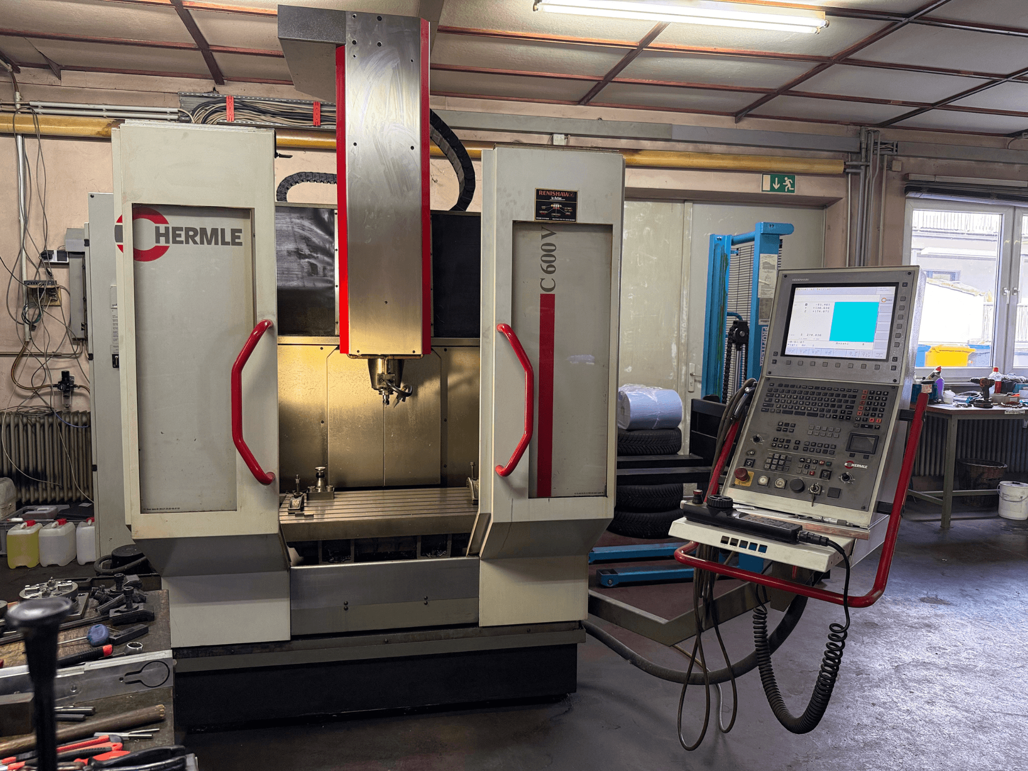 Hermle C 600 CNC frezavimo staklės iš priekio - valdymo skydelis su daugybe mygtukų ir erdvi darbo zona.