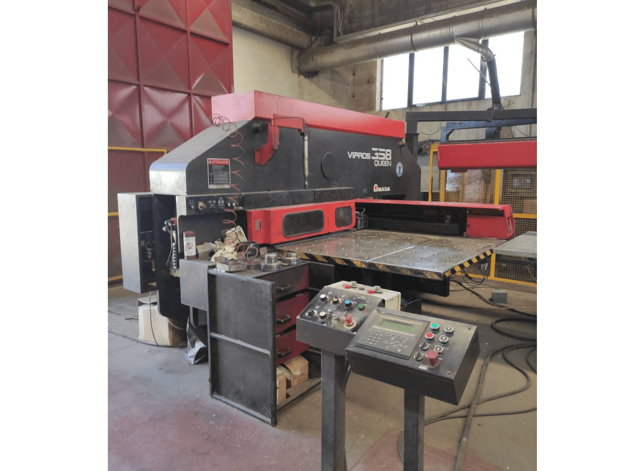 AMADA VIPROS 358 Mašinos vaizdas iš priekio