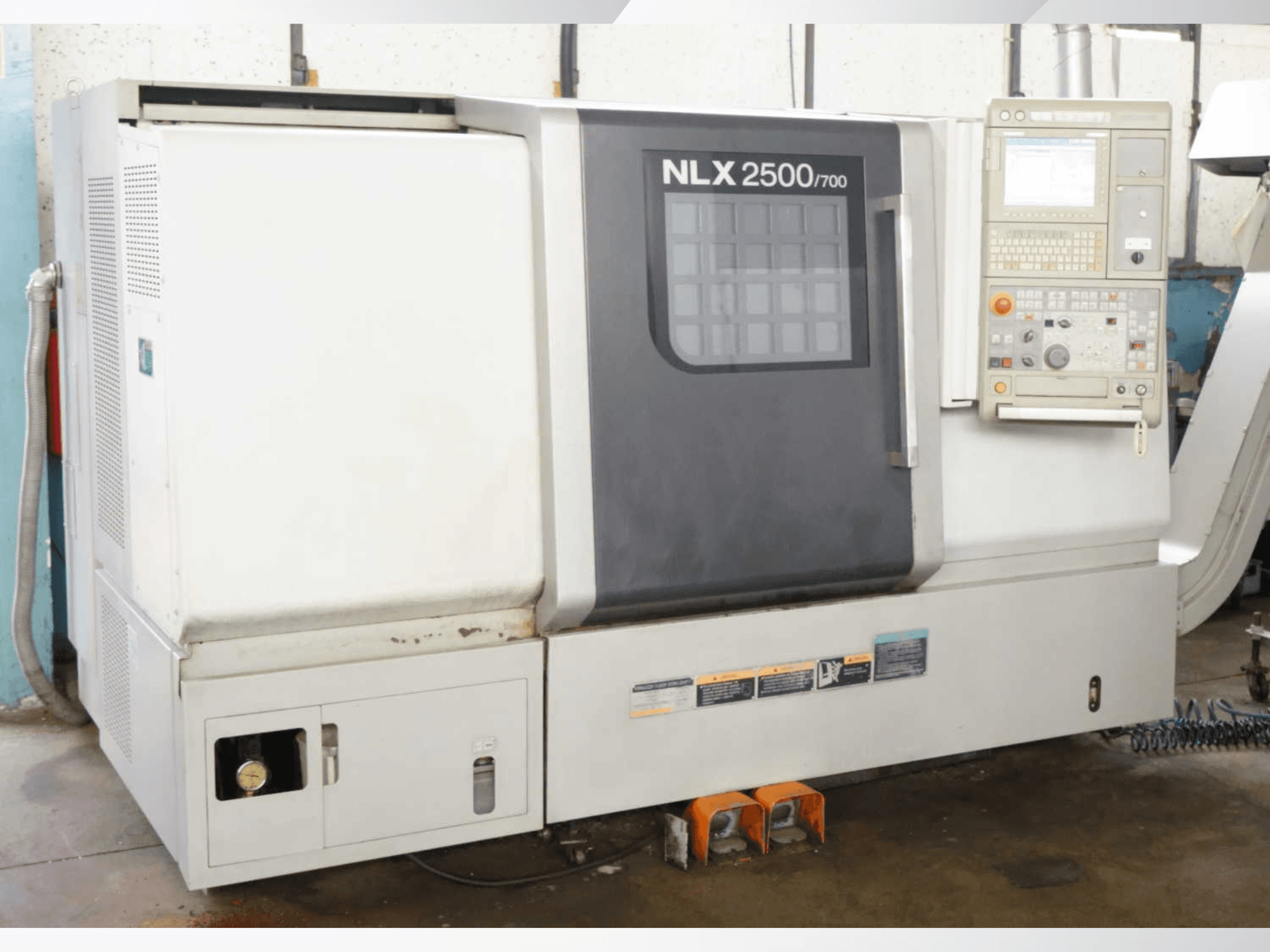 DMG MORI NLX 2500/700 horizontalus tekinimo staklės, vaizdas iš priekio, kuriame matomas valdymo pultas ir staklių funkcijos.