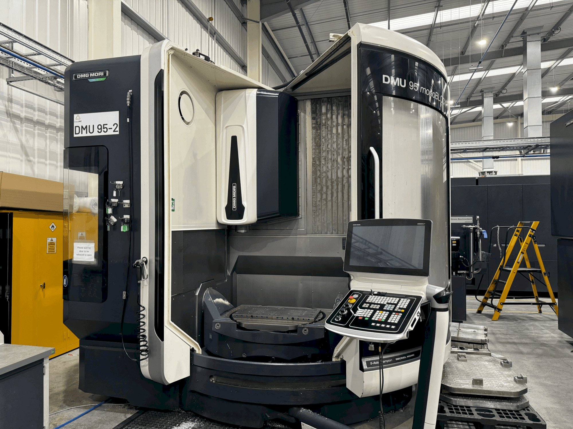 DMG MORI DMU 95 Monoblock Mašinos vaizdas iš priekio