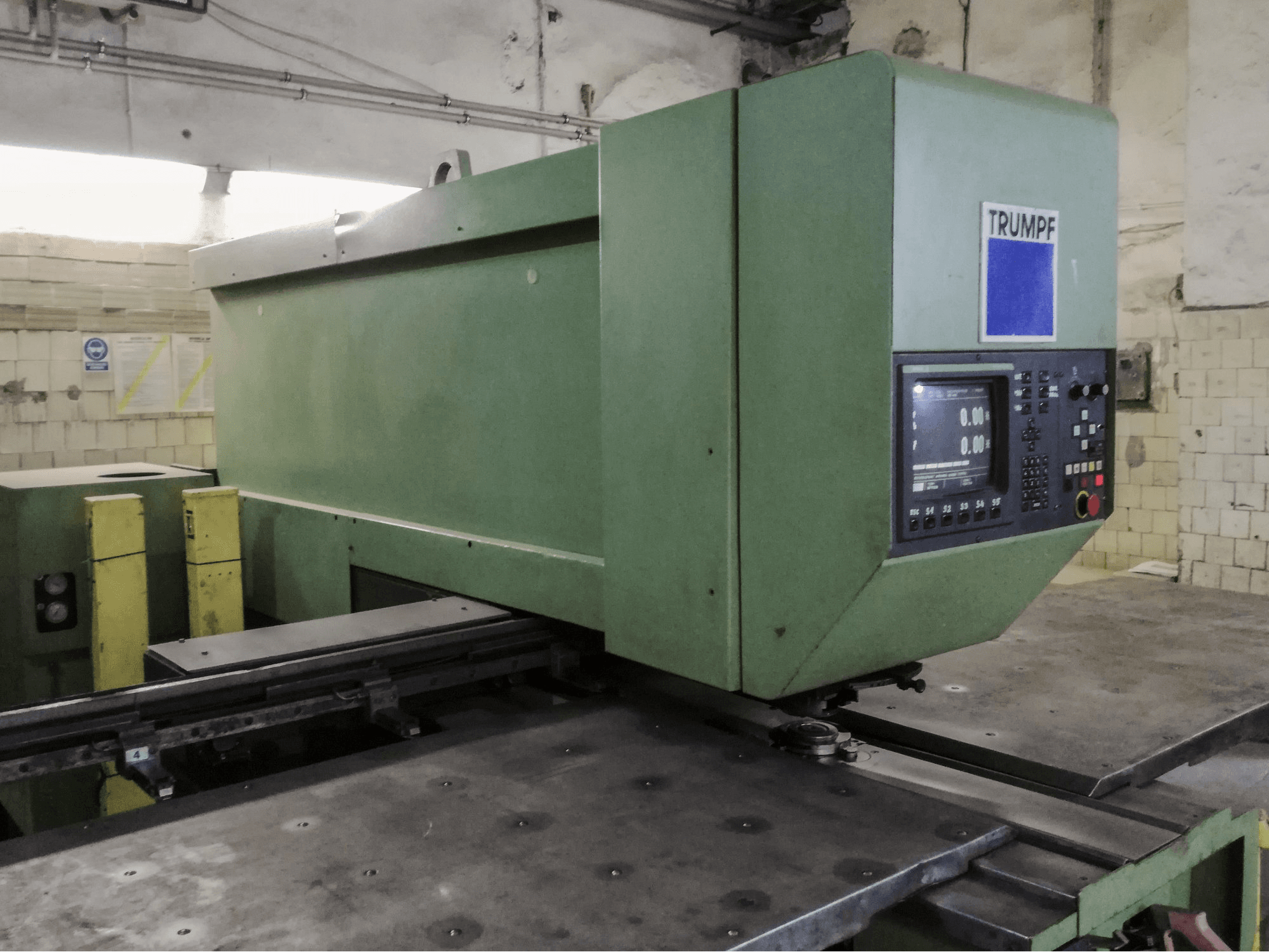 Trumpf Trumatic 235 Mašinos kairės pusės vaizdas
