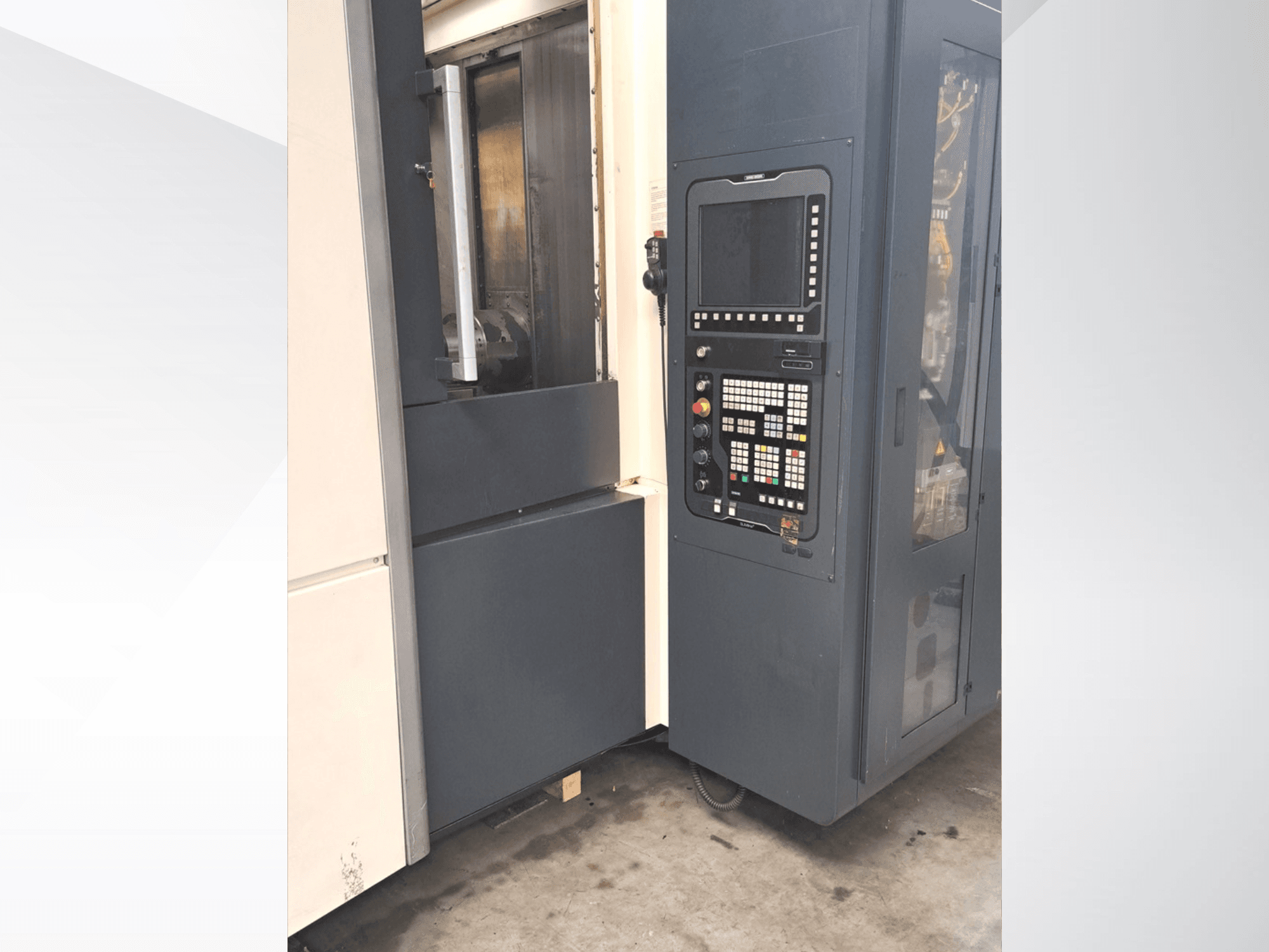 DMG MORI NHX5000 horizontalus apdirbimo centras, šoninis vaizdas, kuriame matomas valdymo skydas ir prieigos durelės.