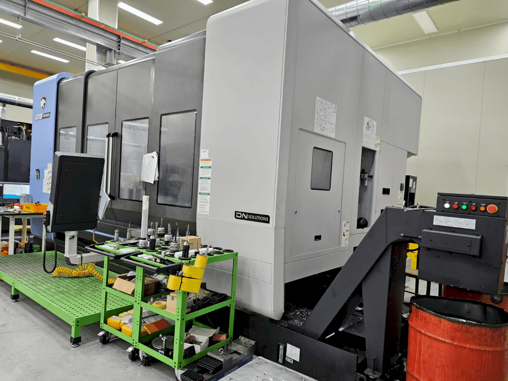 DN SOLUTIONS VCF 850LSRII Mašinos vaizdas iš priekio