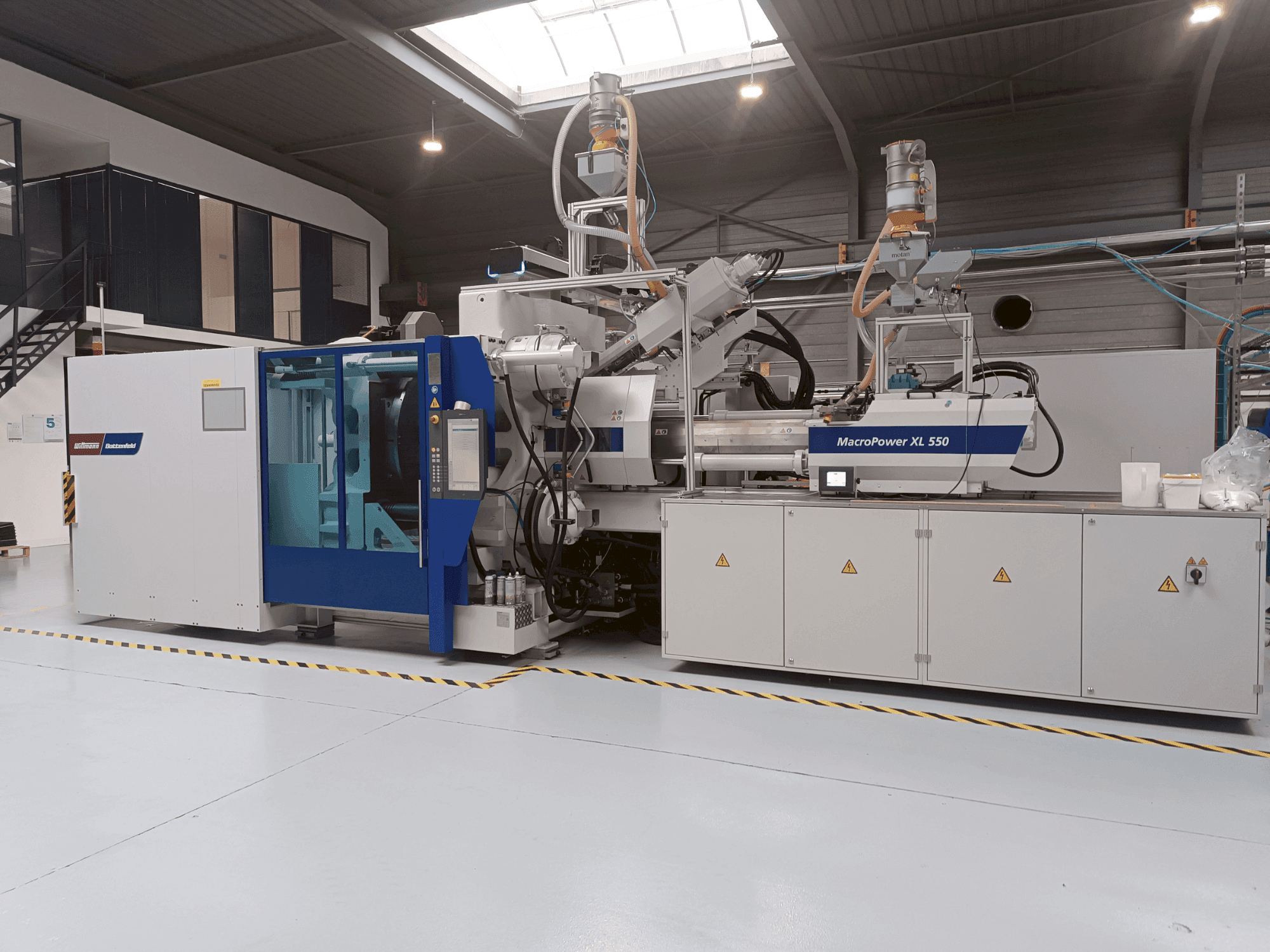 Battenfeld MacroPower 550XL 2250H-350S 3K Mašinos vaizdas iš priekio