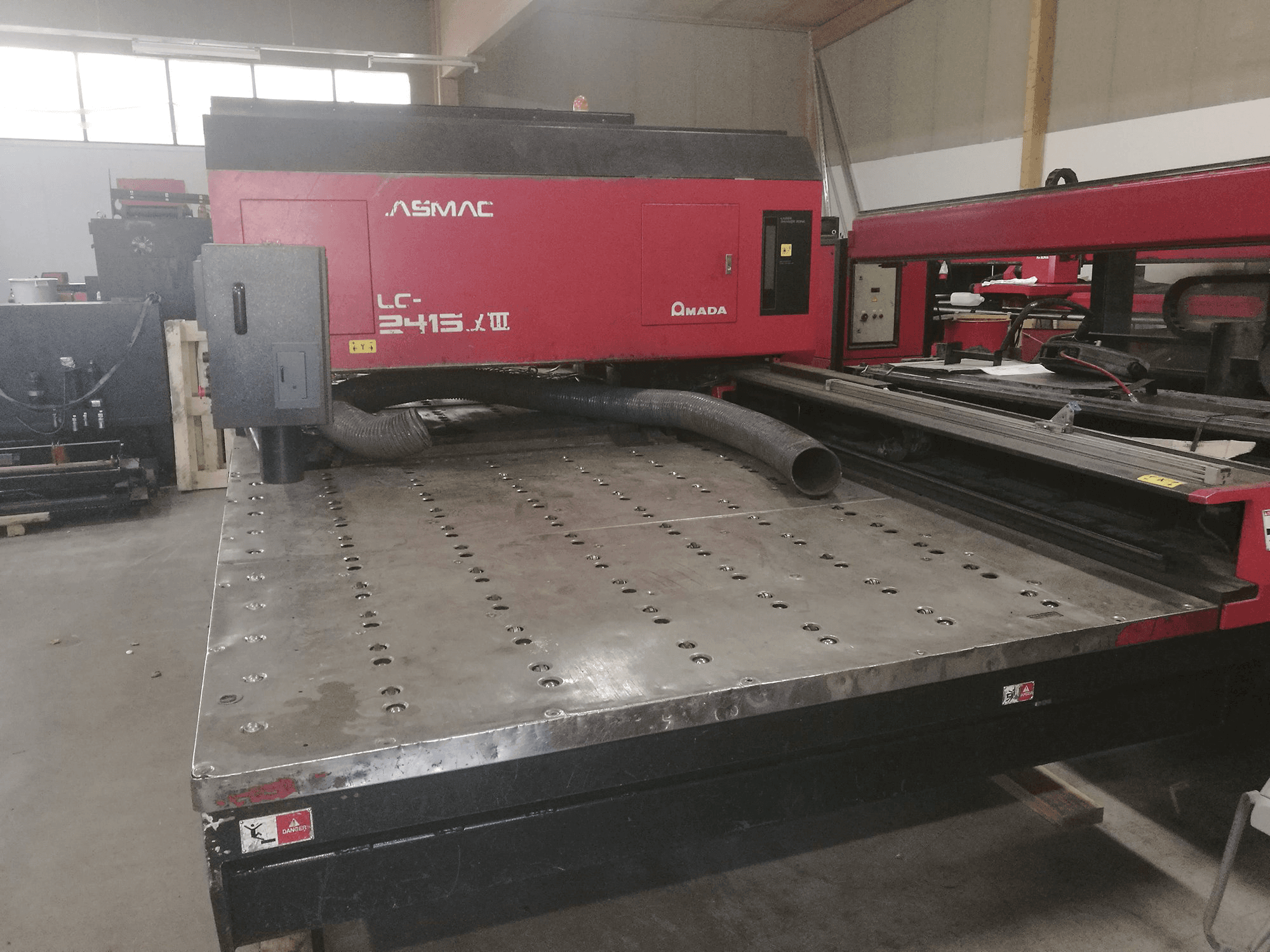 AMADA LC 2415 α3 Mašinos vaizdas iš priekio