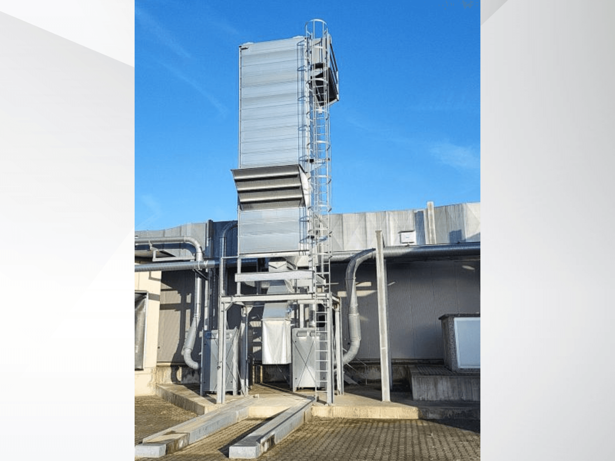 SCHUKO Solo-160-2323/30/182/BD medžio apdirbimo mašina iš priekio, matoma metalinė konstrukcija ir prieigos kopėčios.