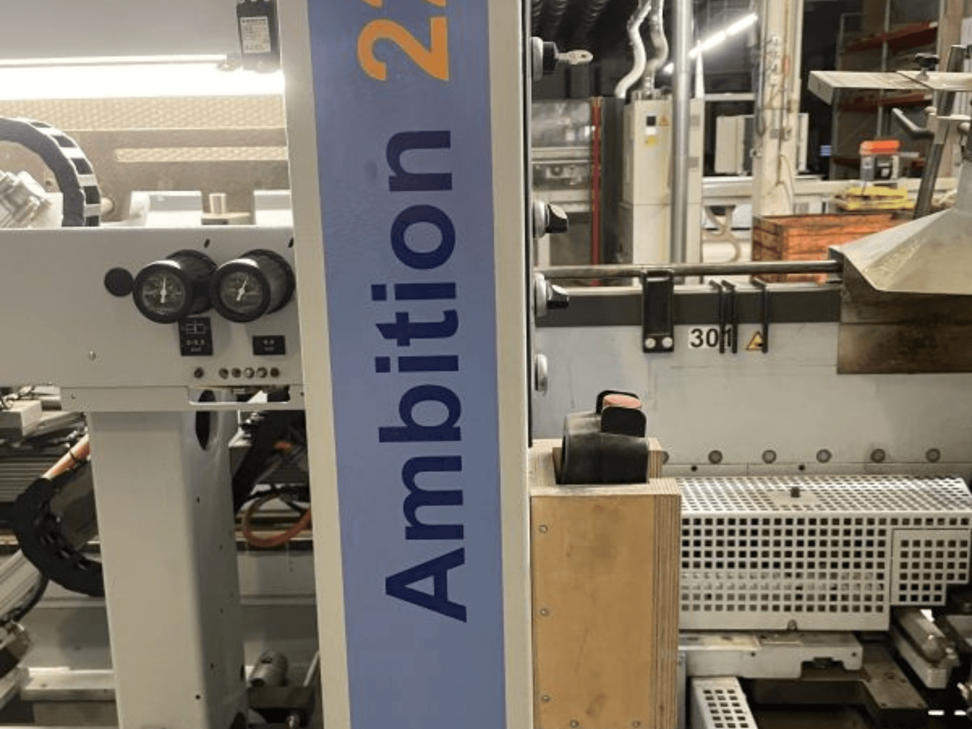 HOMAG KAL 210 Ambition 2264 briaunų šlifavimo staklių priekinis vaizdas, kuriame matomi ciferblatai, valdikliai ir firminis šoninis skydelis.