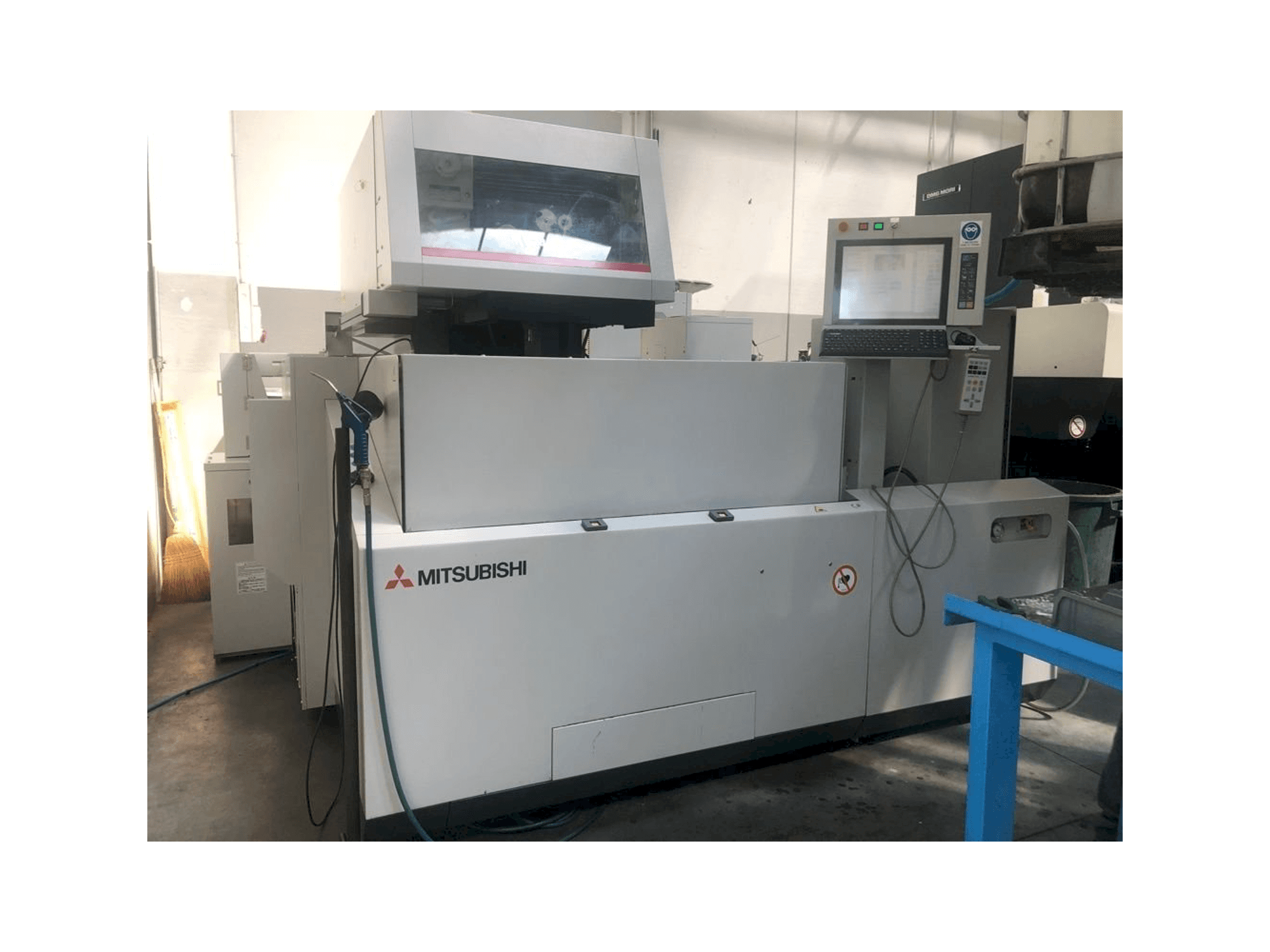 Mitsubishi MV2400S Mašinos vaizdas iš priekio